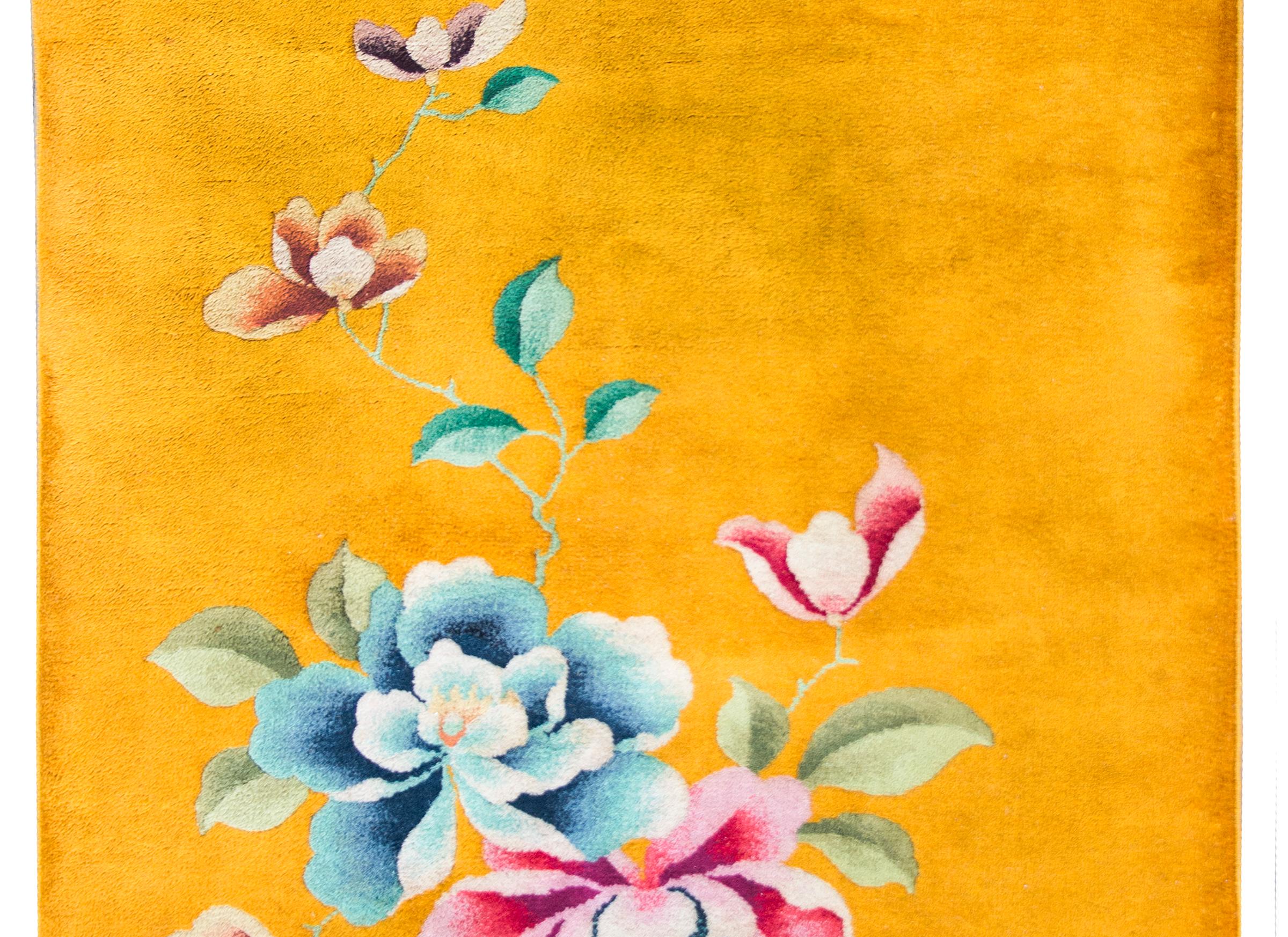 Un audacieux tapis chinois Art déco du début du 20e siècle avec un champ d'or brillant et une grande grappe de pivoines multicolores dans un coin.