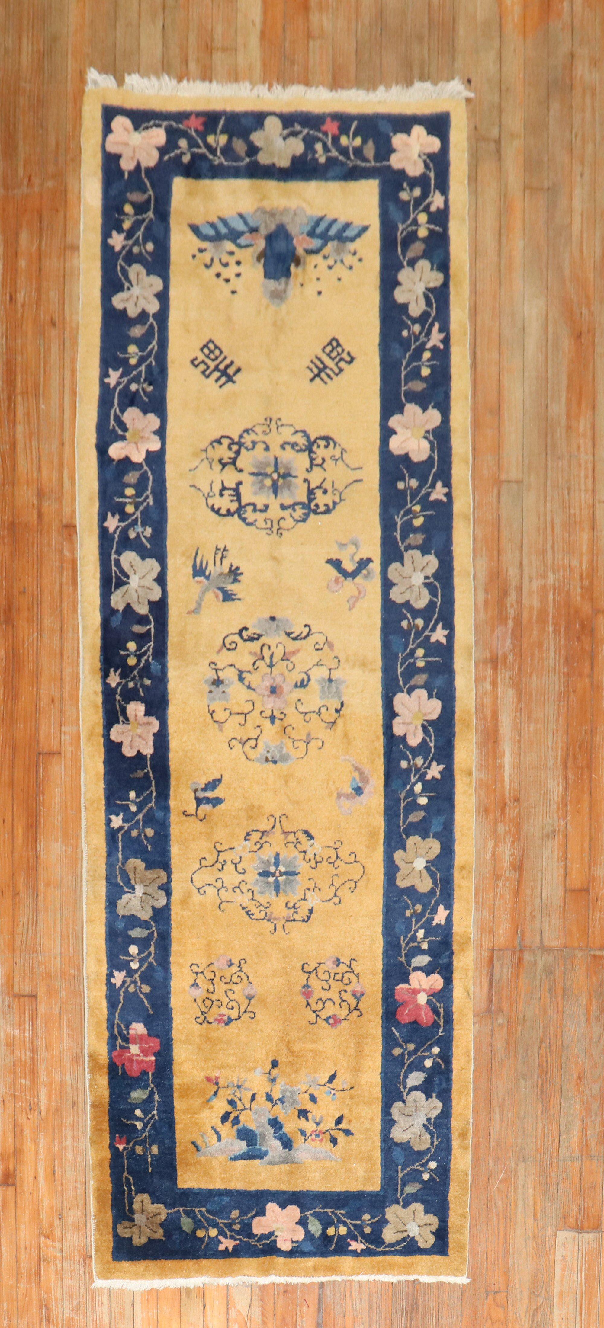 Beautiful Chinese Art Deco runner in yellow and navy

Measures: 3'1