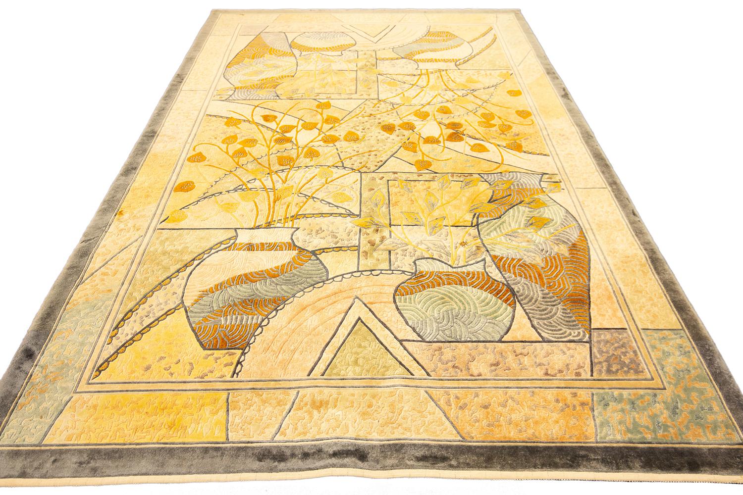 Se trata de una moderna alfombra de seda china Art Déco que mide 241 x167 cm. Esta pieza tiene un diseño abstracto que gira en torno a tres jarrones de distintos tamaños con plantas en flor situados en ambos extremos de la alfombra. Una