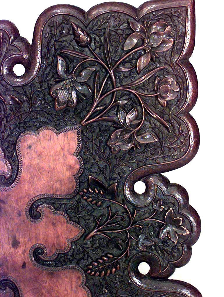 Chinois Table chinoise Art Nouveau en noyer sculpté à motifs floraux