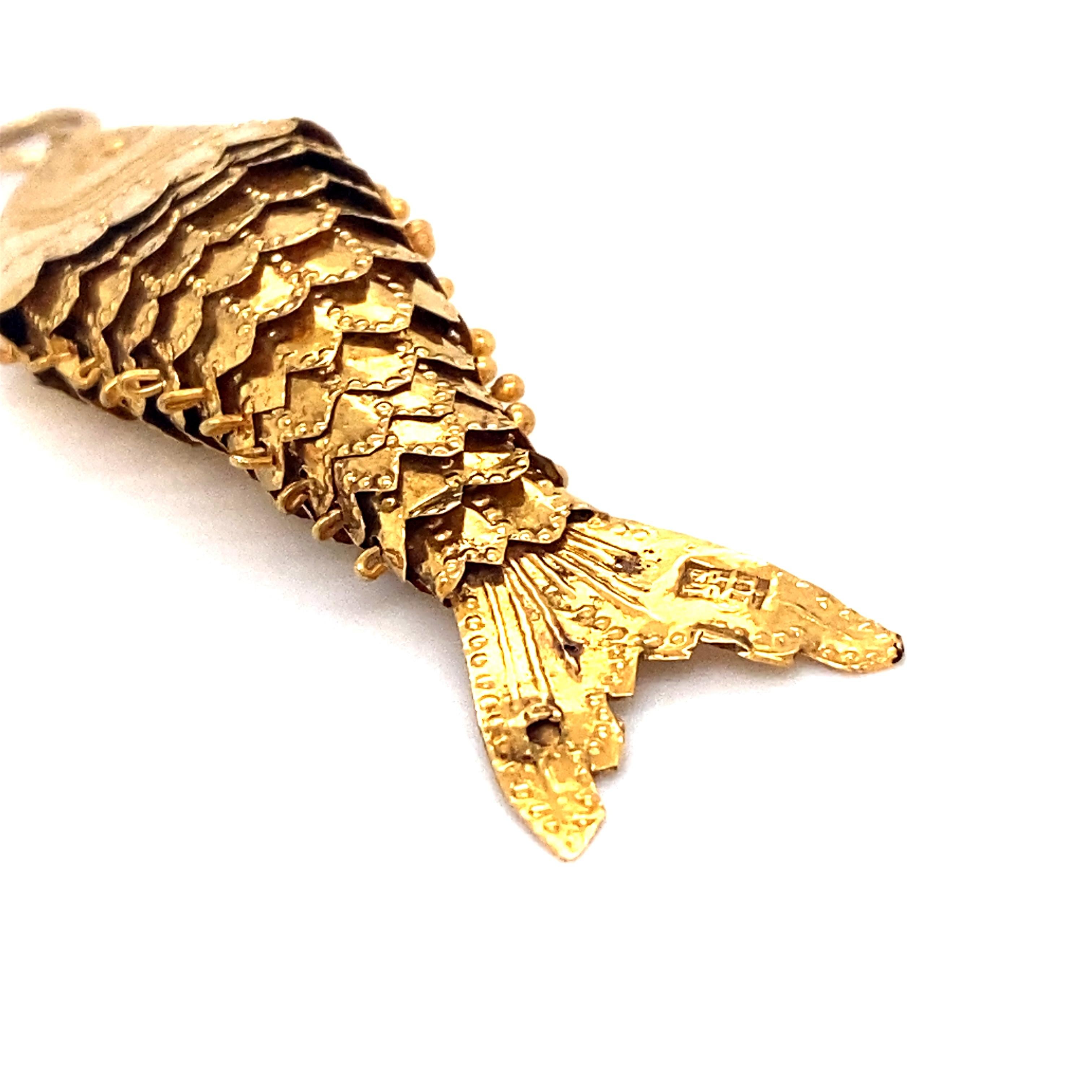 Retro Chinese Articulated Fish Pendant in 18 Karat Yellow Gold For Sale