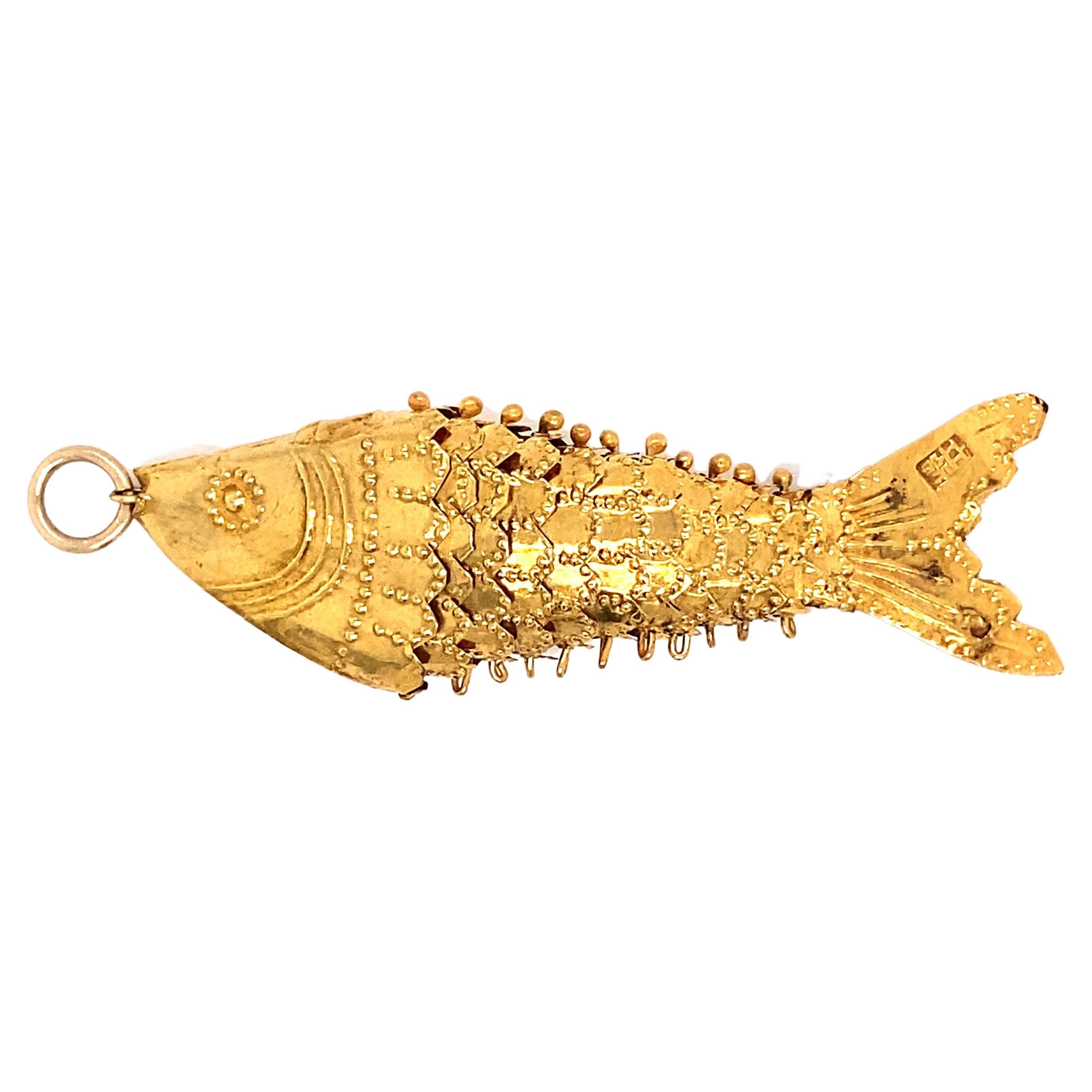 Chinese Articulated Fish Pendant in 18 Karat Yellow Gold For Sale