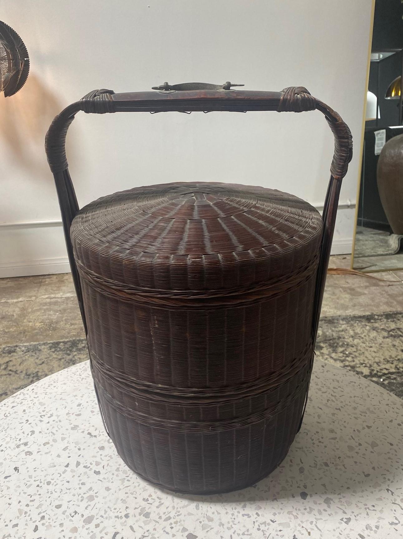 Un meraviglioso e grande cesto nuziale cinese a tre livelli in rattan e bambù intrecciato a mano.

Da una collezione di arte e manufatti asiatici/cinesi di Los Angeles.

Lo classifichiamo come un pezzo del tardo XIX/inizio XX secolo, ma potrebbe