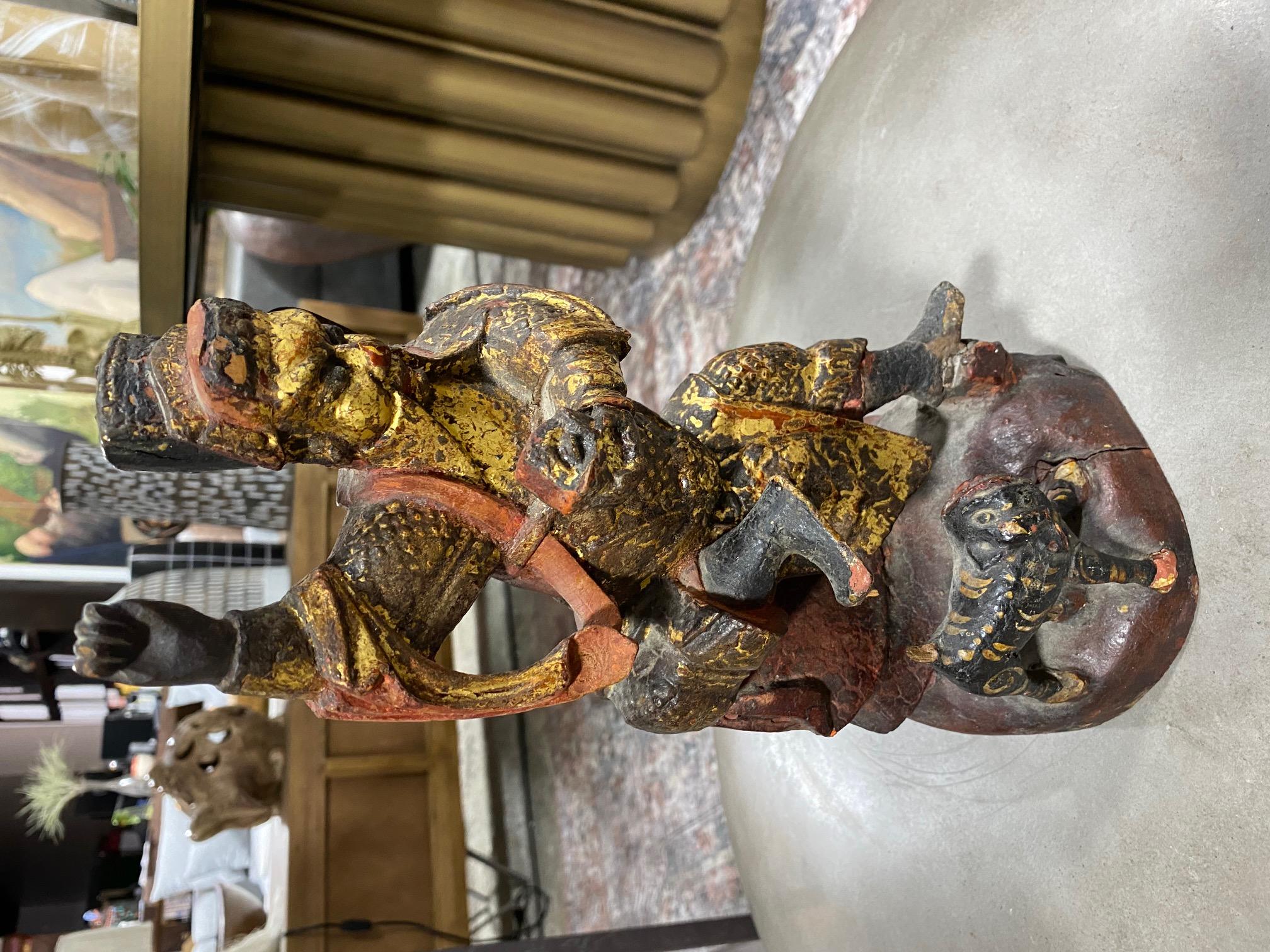 Chinesische chinesische asiatische vergoldete Holzschnitzerei Ancestor Tempelschrein Kaiserfigur mit Tiger im Angebot 6