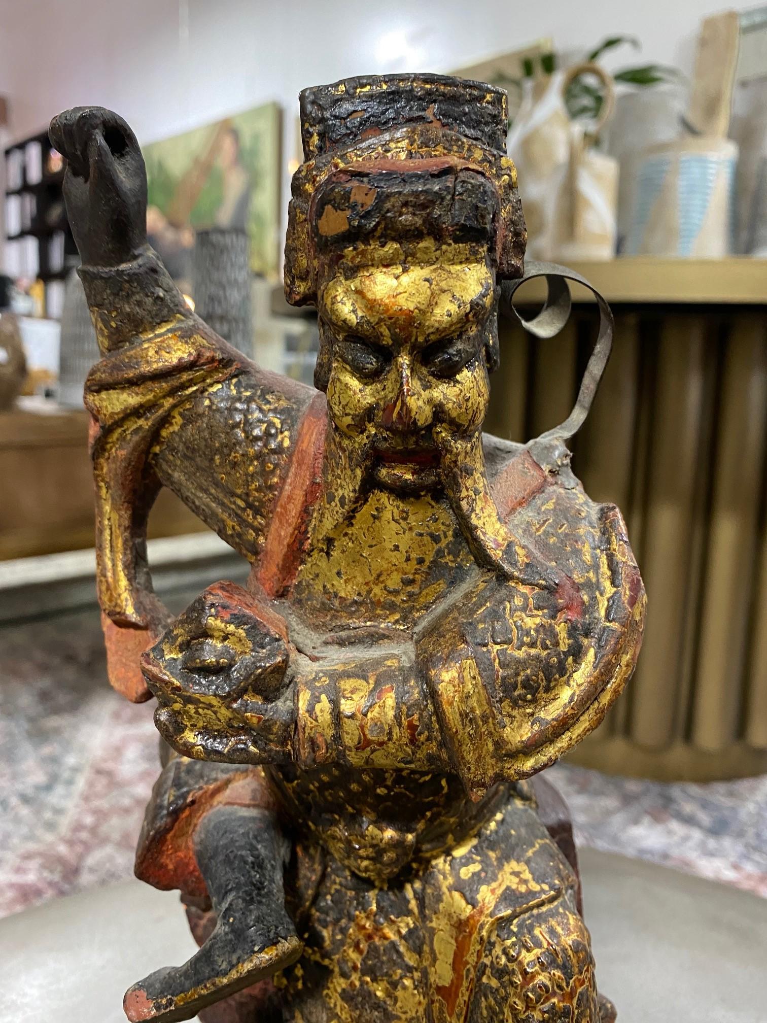 Chinesische chinesische asiatische vergoldete Holzschnitzerei Ancestor Tempelschrein Kaiserfigur mit Tiger (Qing-Dynastie) im Angebot