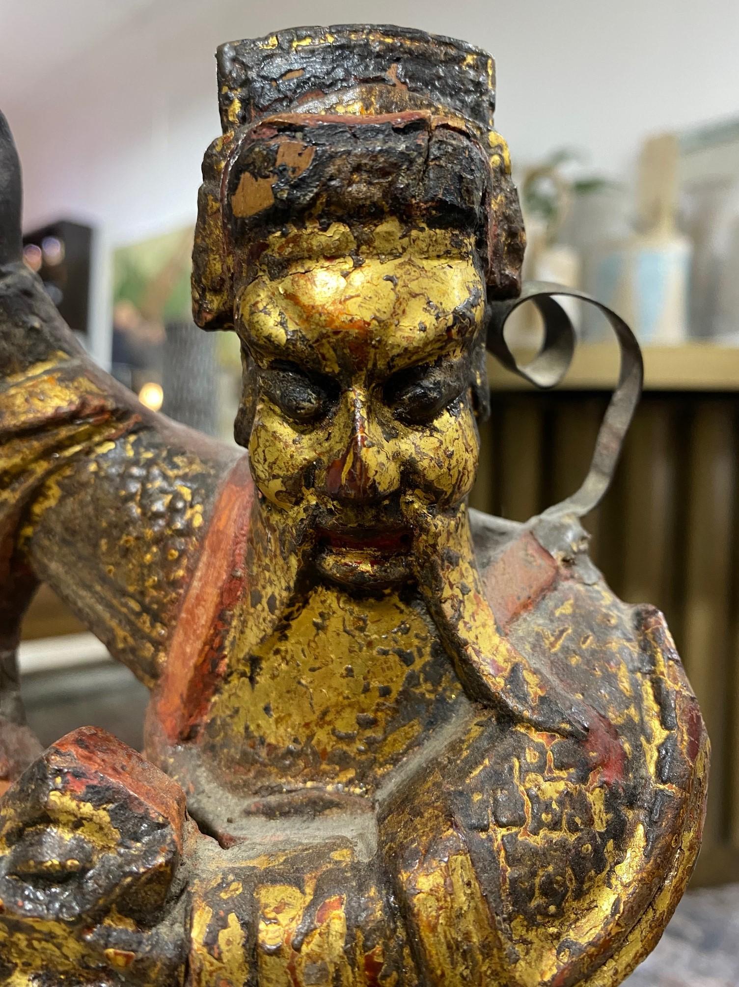 Chinesische chinesische asiatische vergoldete Holzschnitzerei Ancestor Tempelschrein Kaiserfigur mit Tiger (Handgeschnitzt) im Angebot