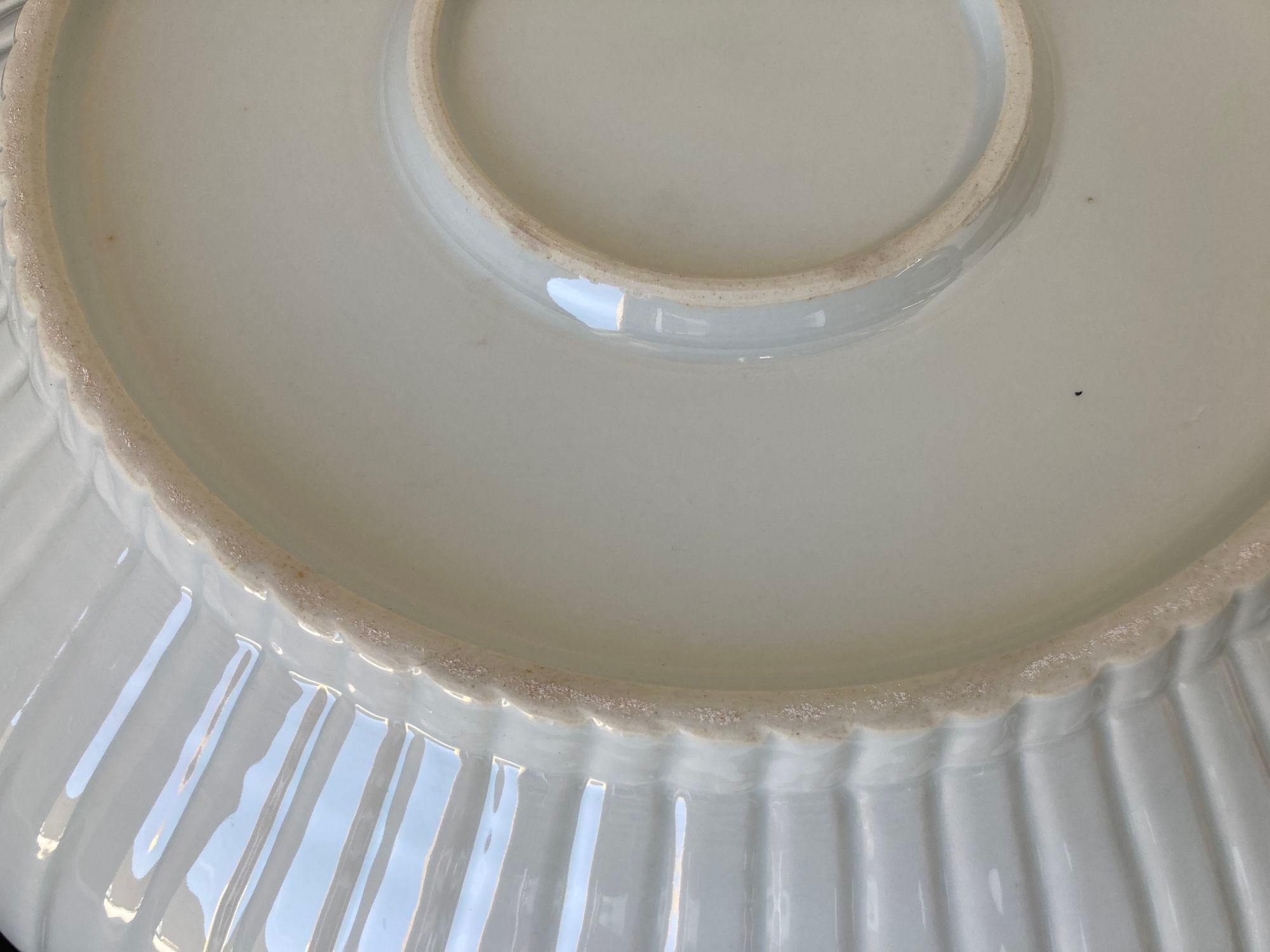Plat asiatique chinois en céramique blanche Bol festonné Très lourd 17 in. D. en vente 2