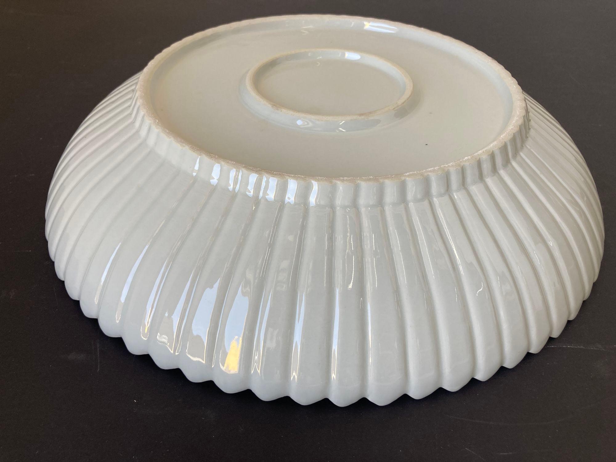 Plat asiatique chinois en céramique blanche Bol festonné Très lourd 17 in. D. en vente 3