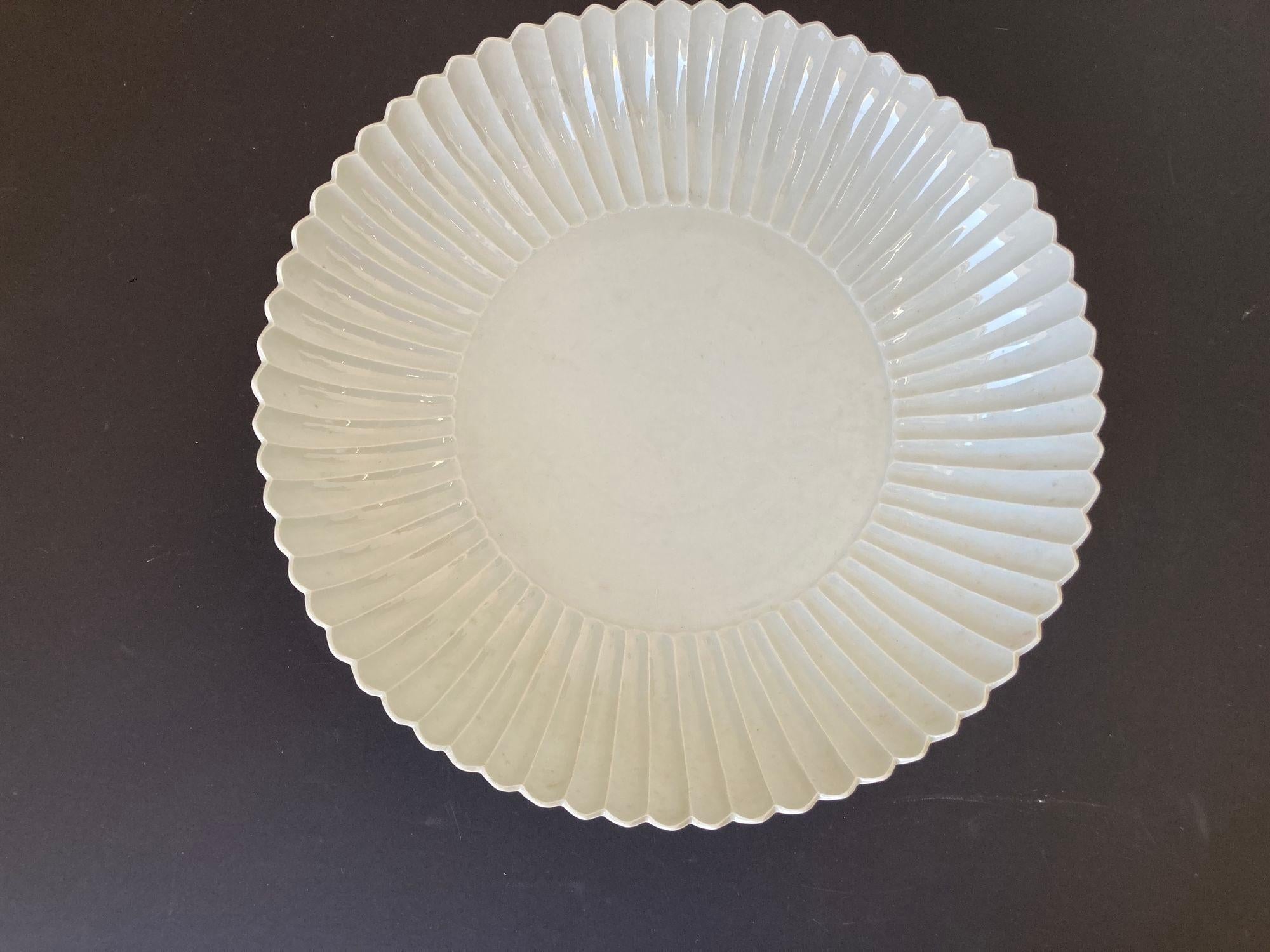 Plat asiatique chinois en céramique blanche Bol festonné Très lourd 17 in. D. en vente 5