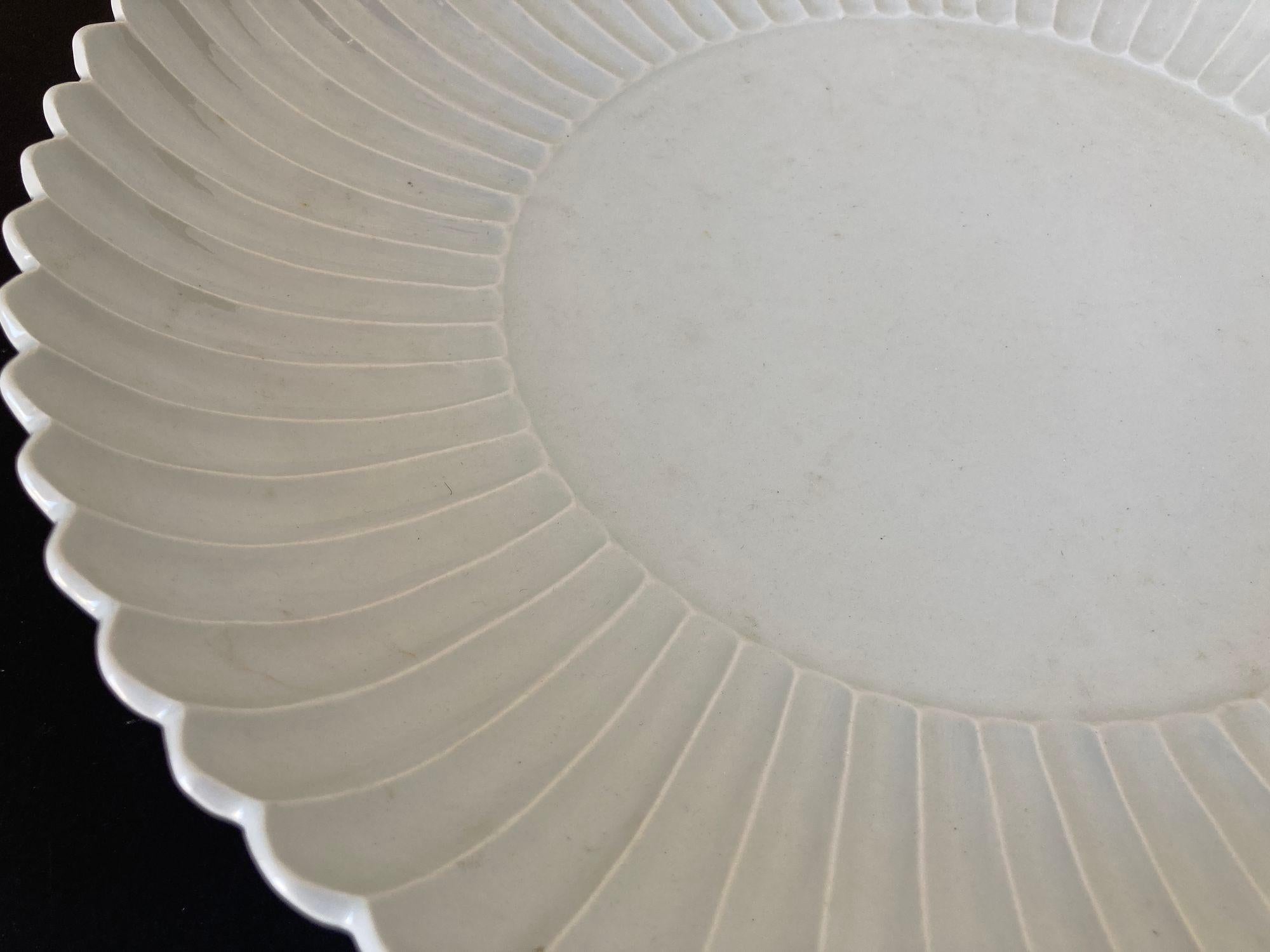 Plat asiatique chinois en céramique blanche Bol festonné Très lourd 17 in. D. en vente 6