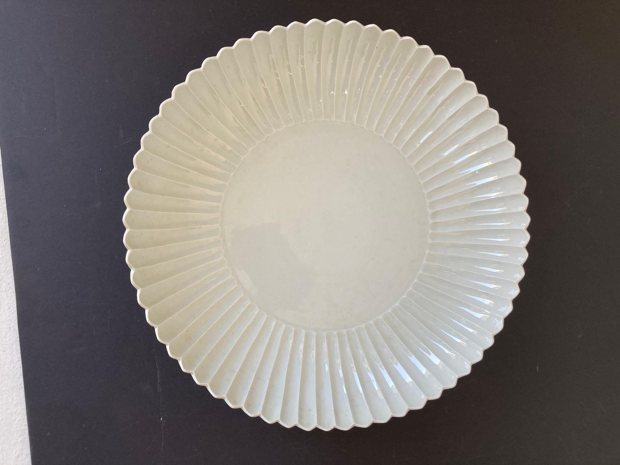 Plat asiatique chinois en céramique blanche Bol festonné Très lourd 17 in. D. en vente 7