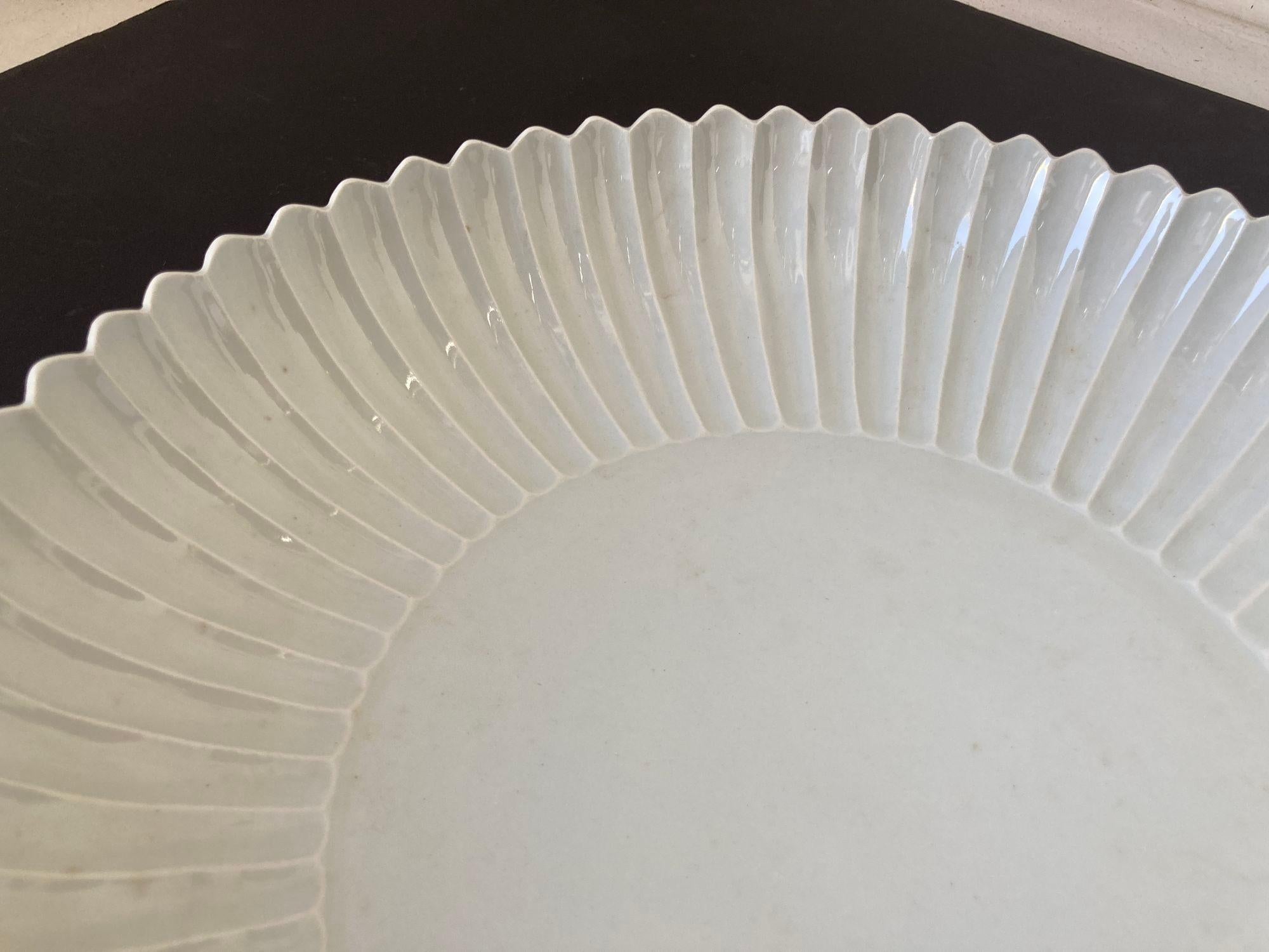 Plat asiatique chinois en céramique blanche Bol festonné Très lourd 17 in. D. en vente 8