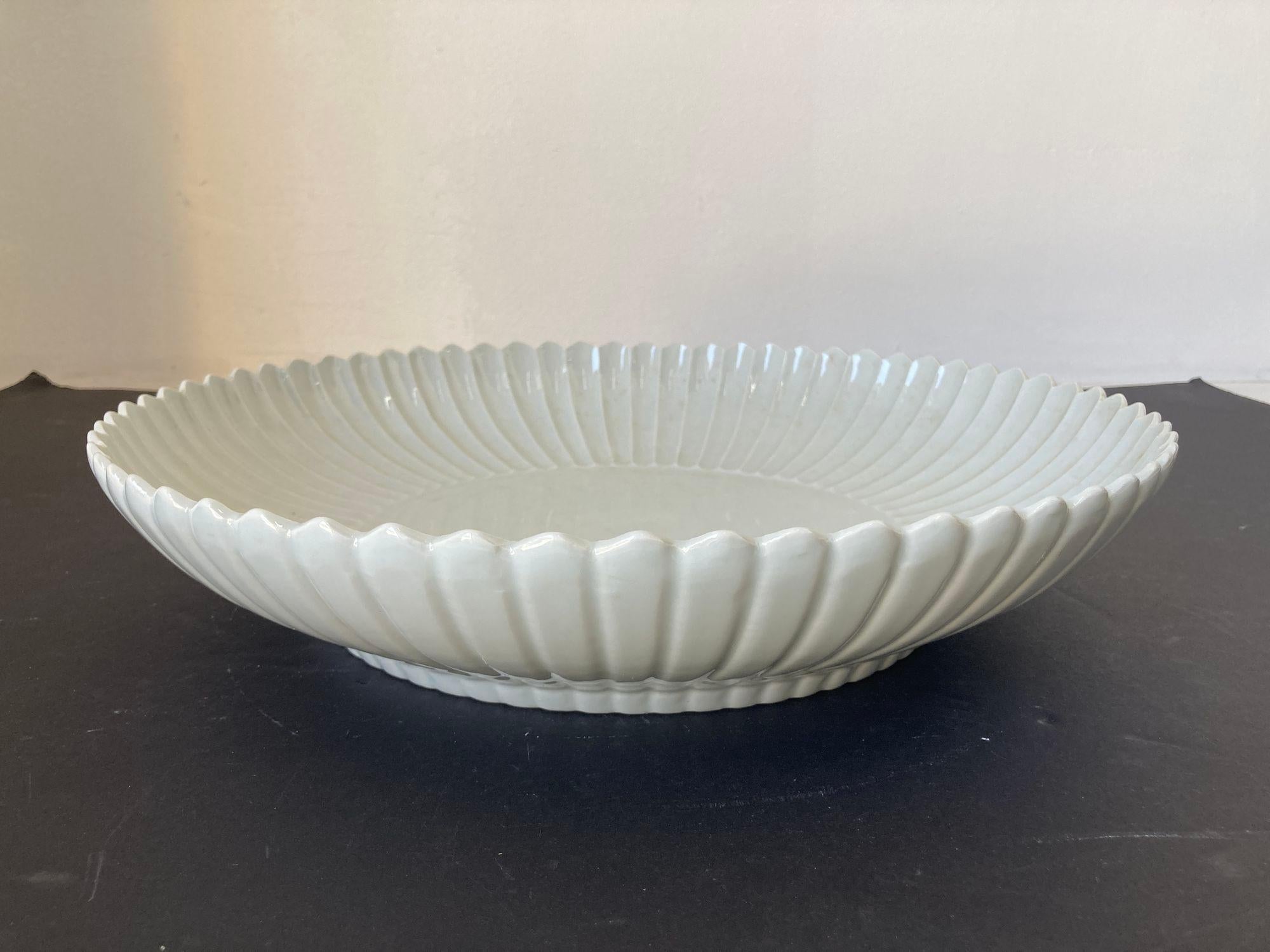 Plat asiatique chinois en céramique blanche Bol festonné Très lourd 17 in. D. en vente 9