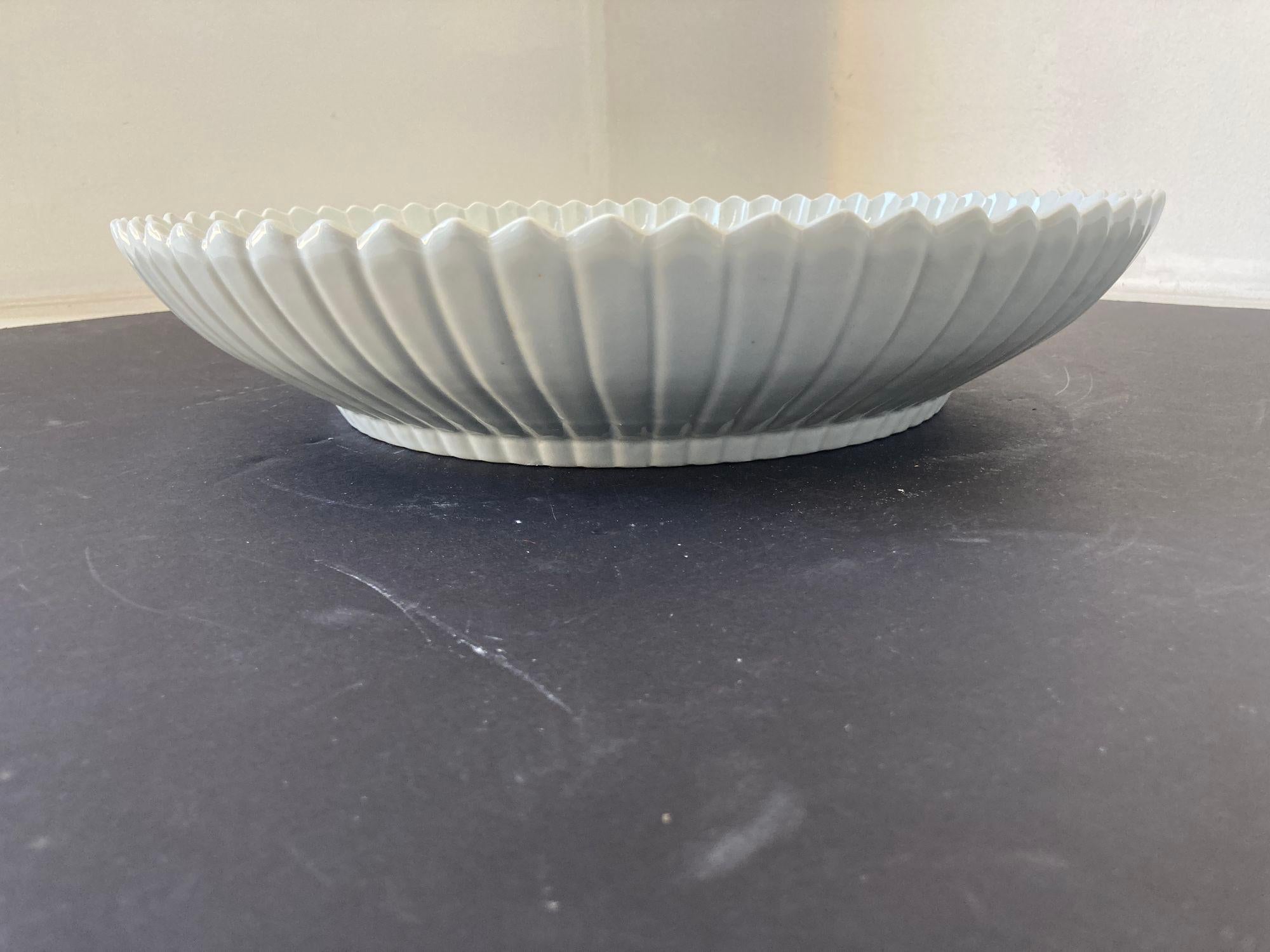 Plat asiatique chinois en céramique blanche Bol festonné Très lourd 17 in. D. en vente 10