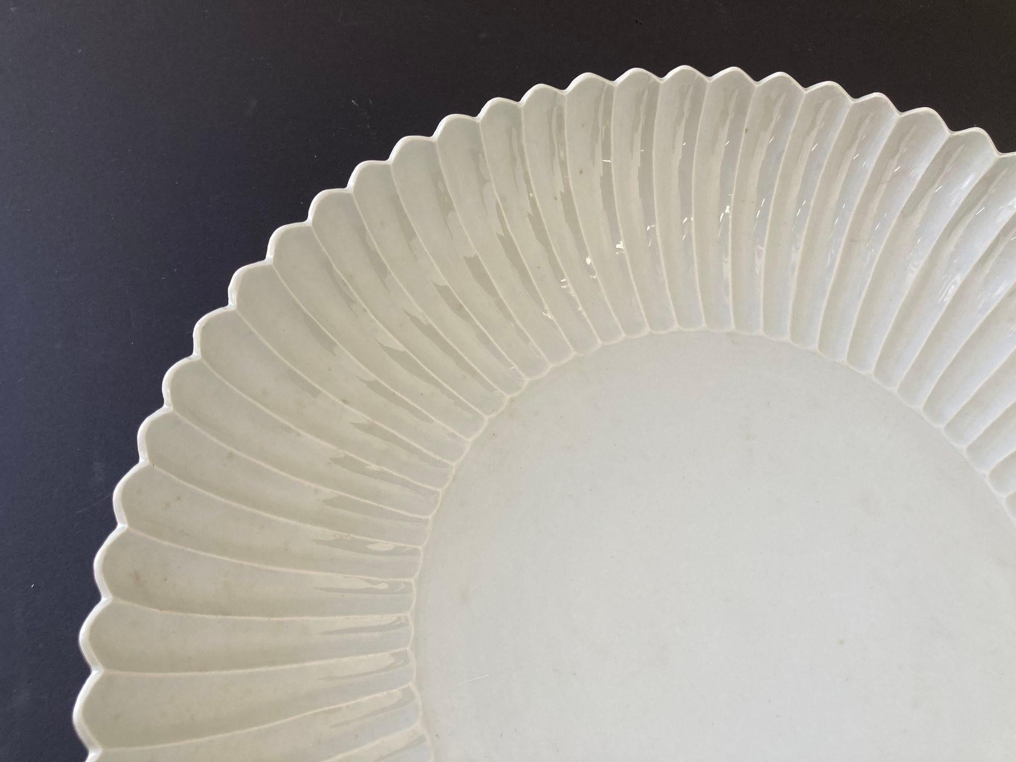 Exportation chinoise Plat asiatique chinois en céramique blanche Bol festonné Très lourd 17 in. D. en vente