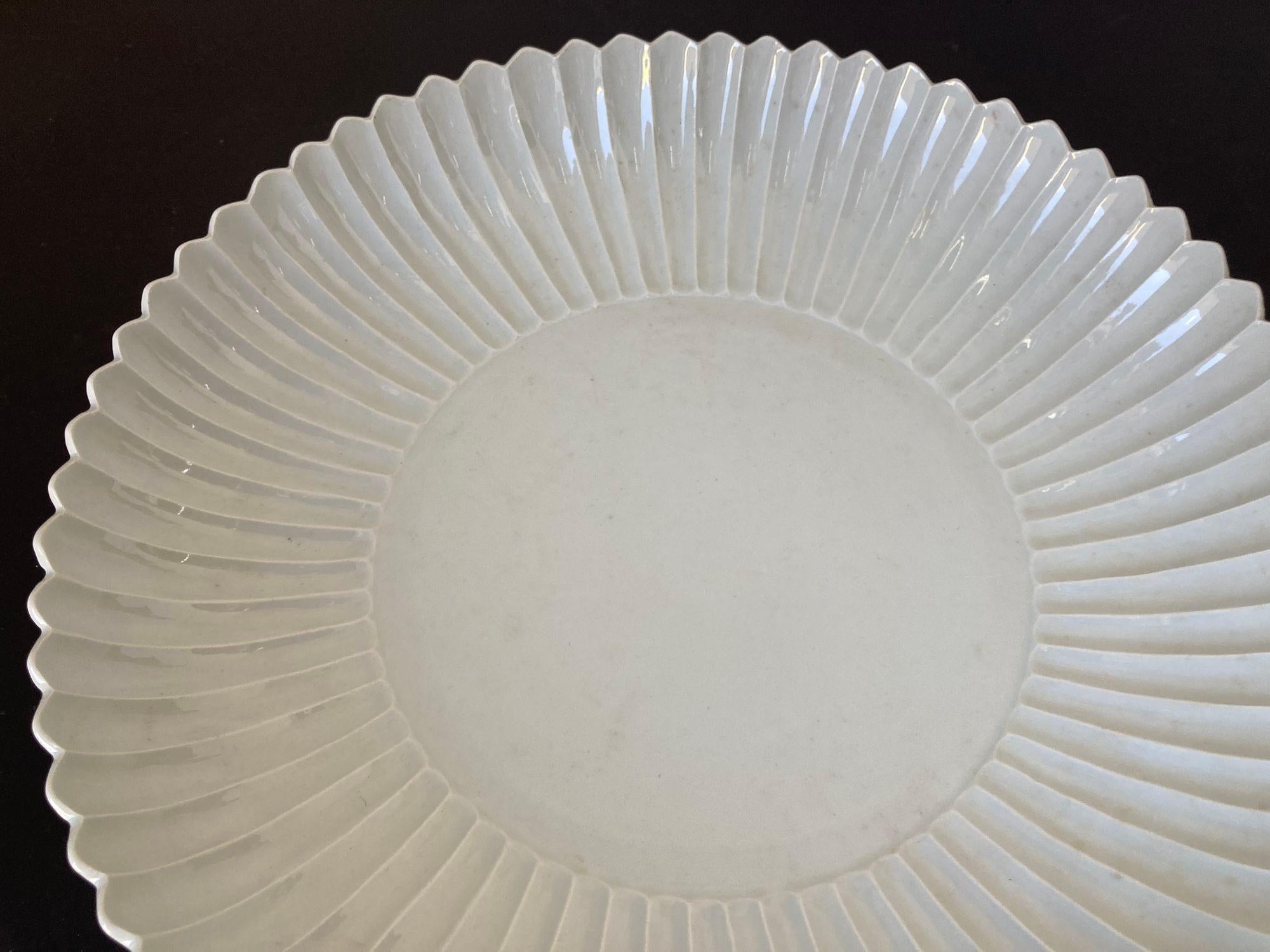 Chinois Plat asiatique chinois en céramique blanche Bol festonné Très lourd 17 in. D. en vente