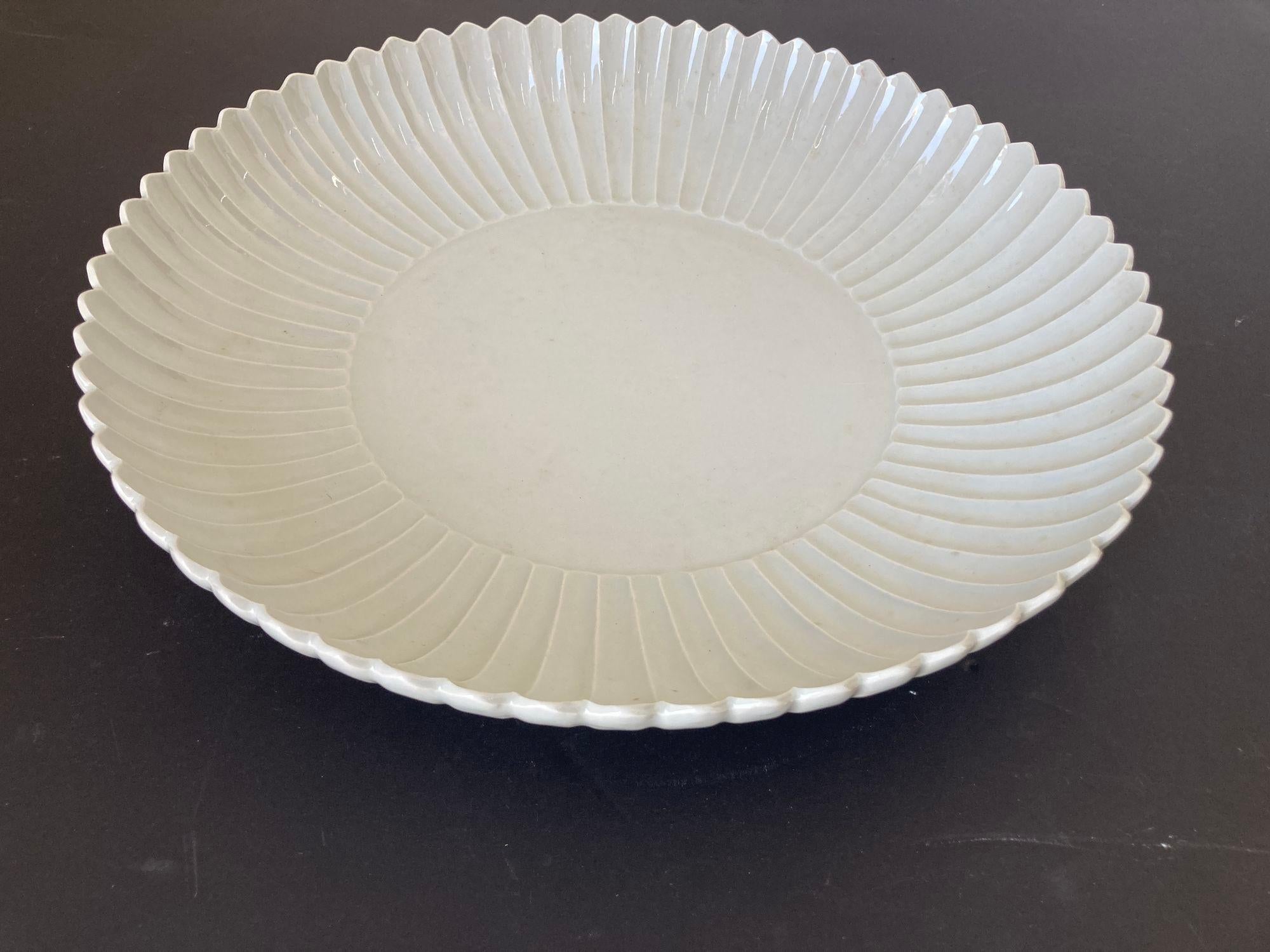 Fait main Plat asiatique chinois en céramique blanche Bol festonné Très lourd 17 in. D. en vente