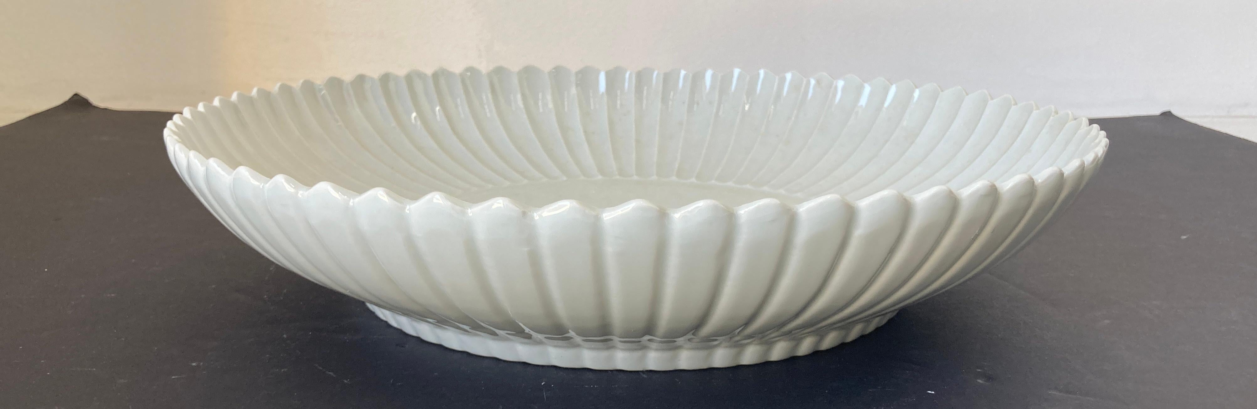 Plat asiatique chinois en céramique blanche Bol festonné Très lourd 17 in. D. Bon état - En vente à North Hollywood, CA