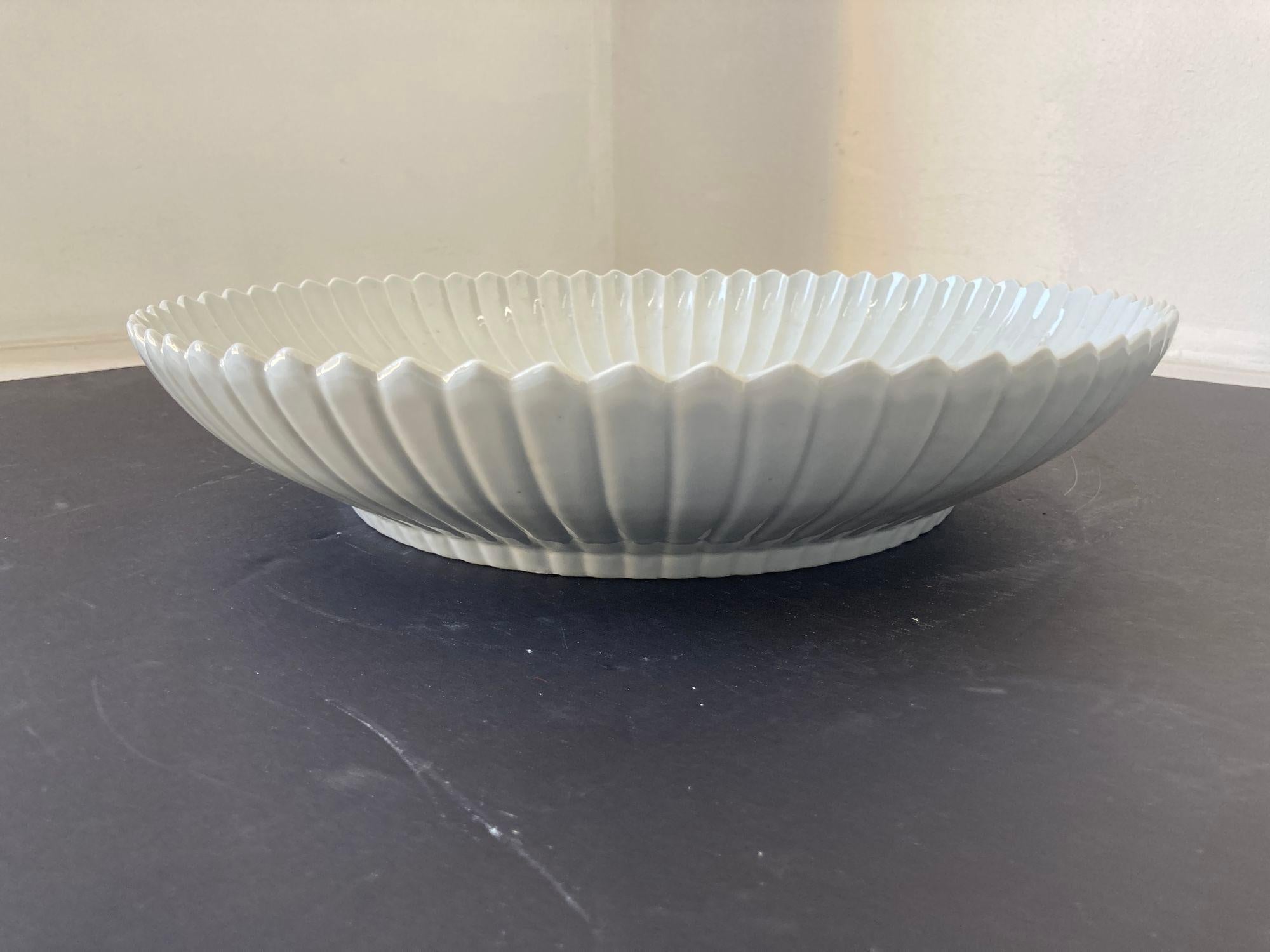 20ième siècle Plat asiatique chinois en céramique blanche Bol festonné Très lourd 17 in. D. en vente