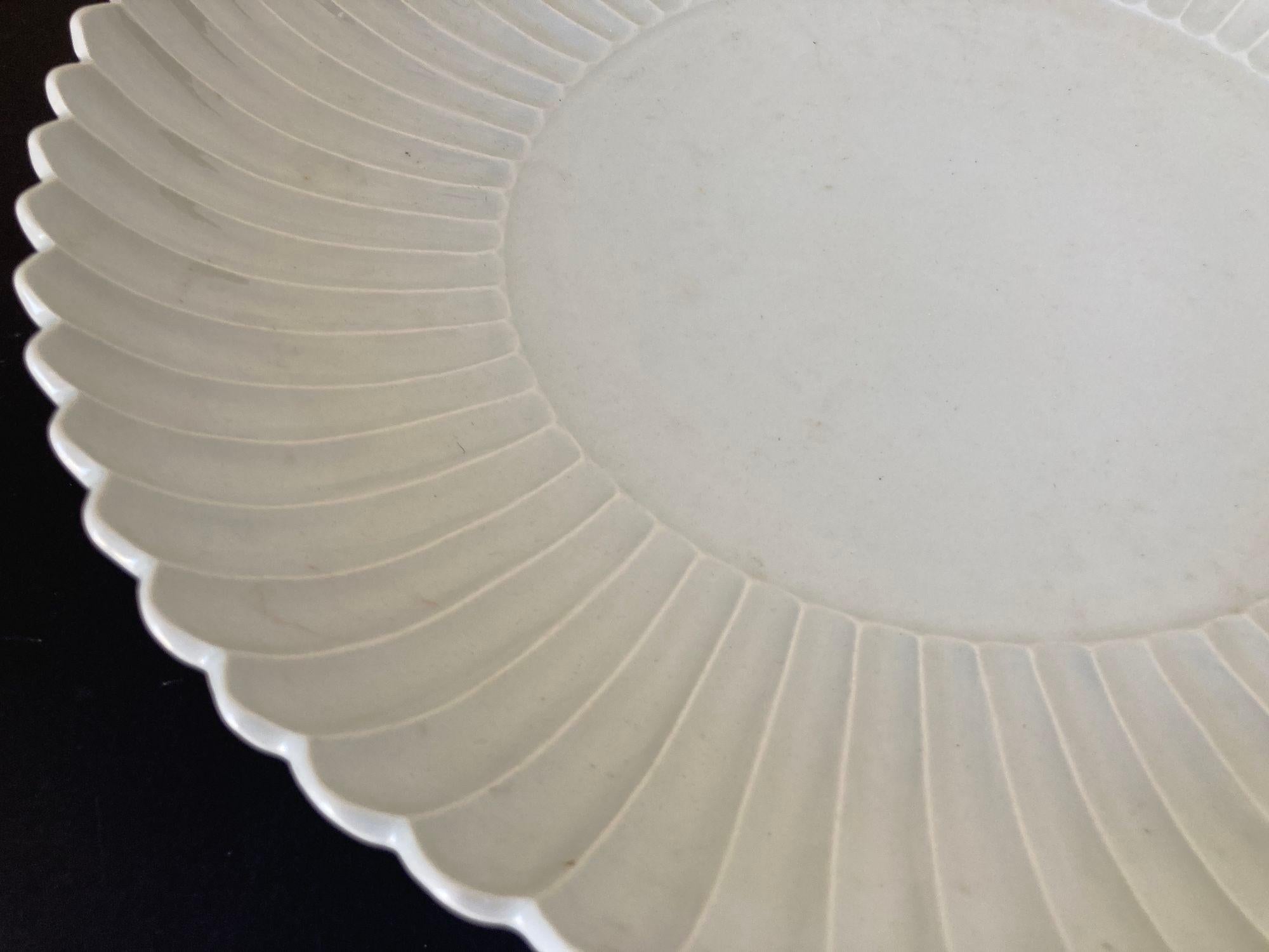 Céramique Plat asiatique chinois en céramique blanche Bol festonné Très lourd 17 in. D. en vente