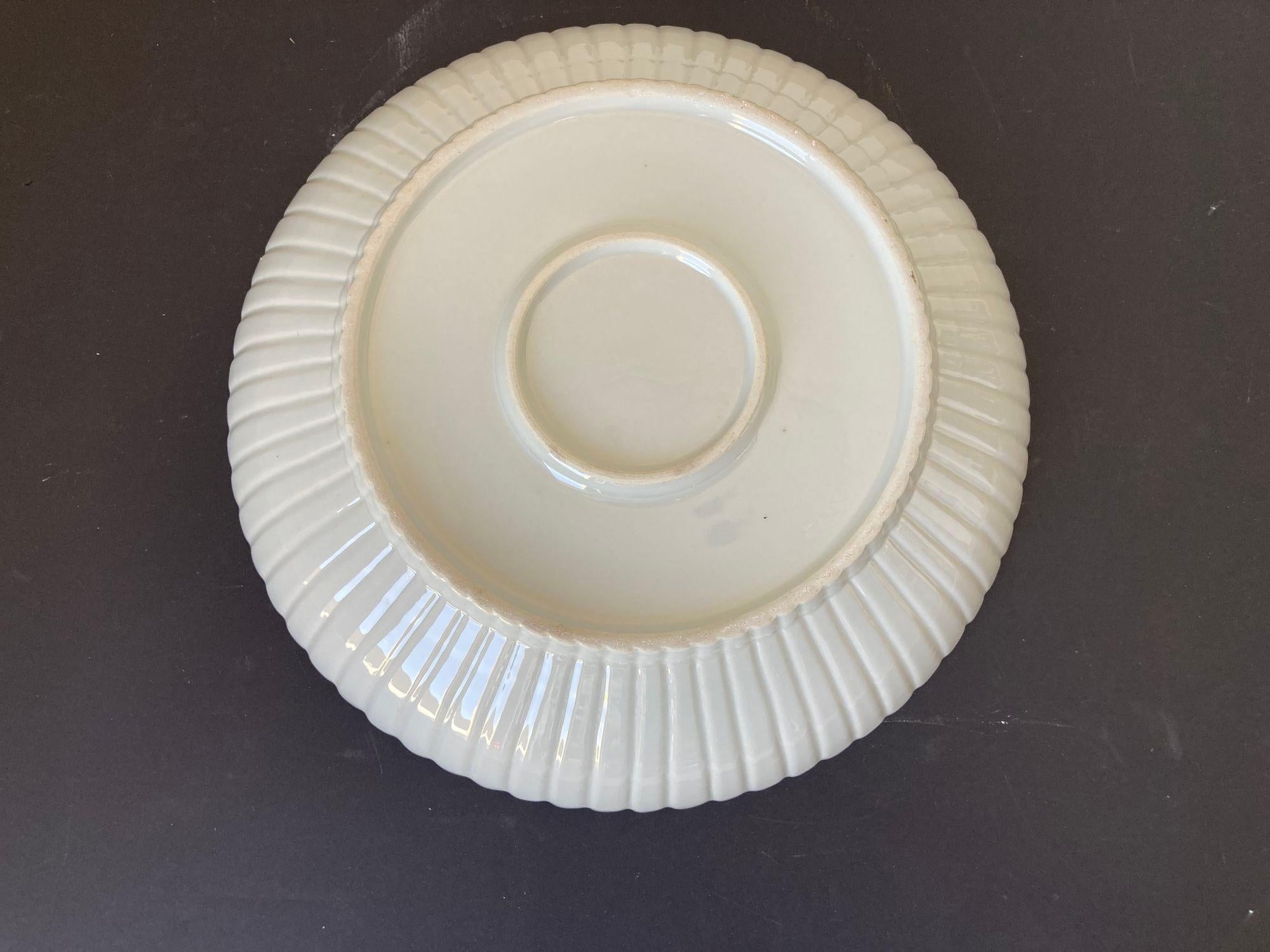Plat asiatique chinois en céramique blanche Bol festonné Très lourd 17 in. D. en vente 1