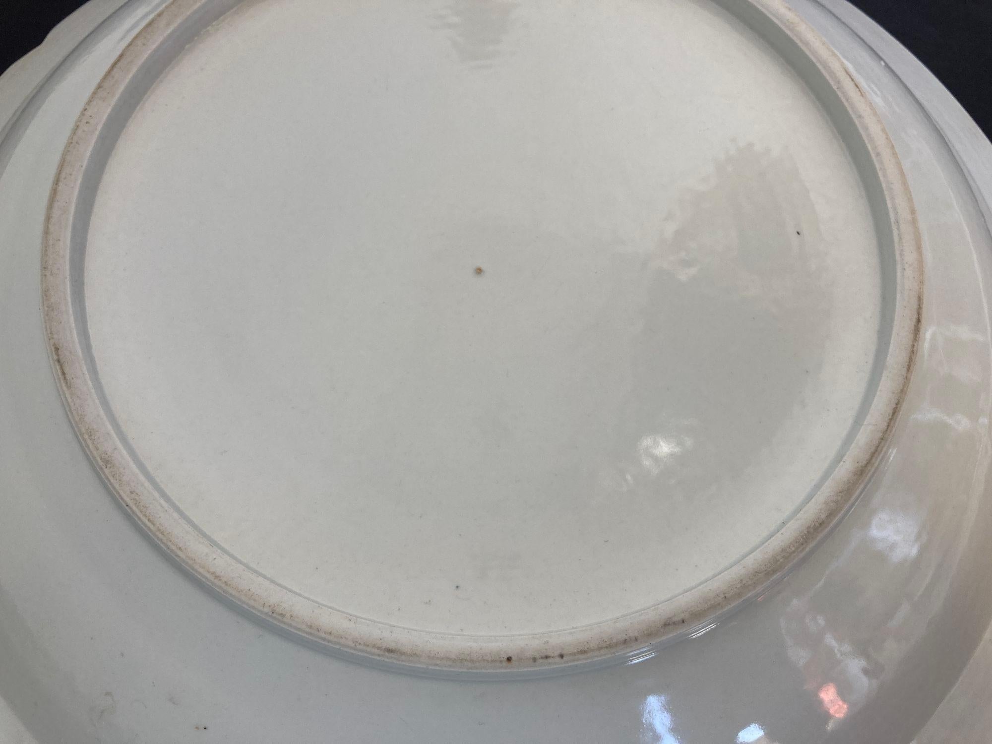 Plato chino asiático de cerámica blanca con borde festoneado Enorme y pesado 18.25 pulg. D. en venta 2