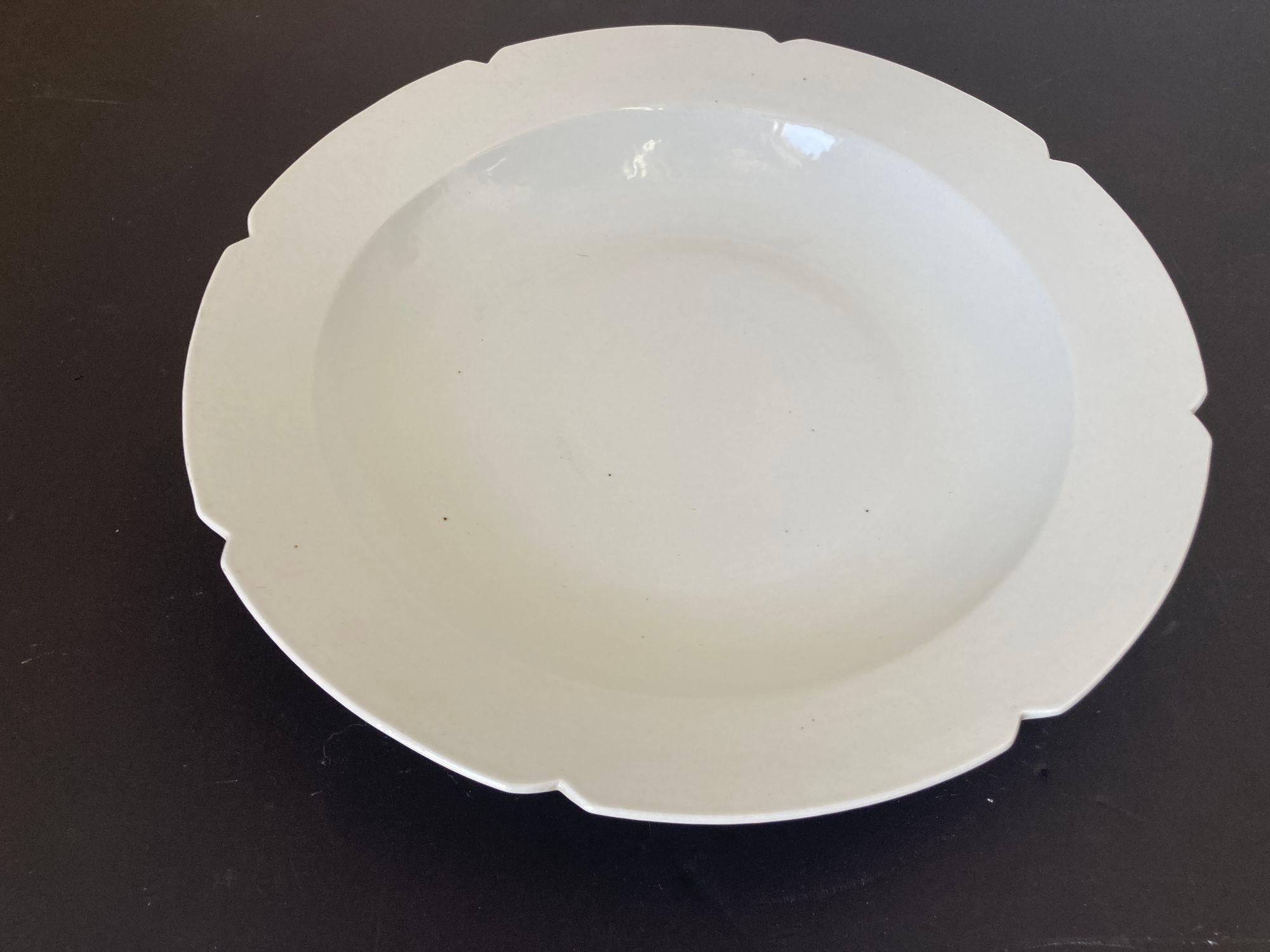 Plato chino asiático de cerámica blanca con borde festoneado Enorme y pesado 18.25 pulg. D. Exportación china en venta