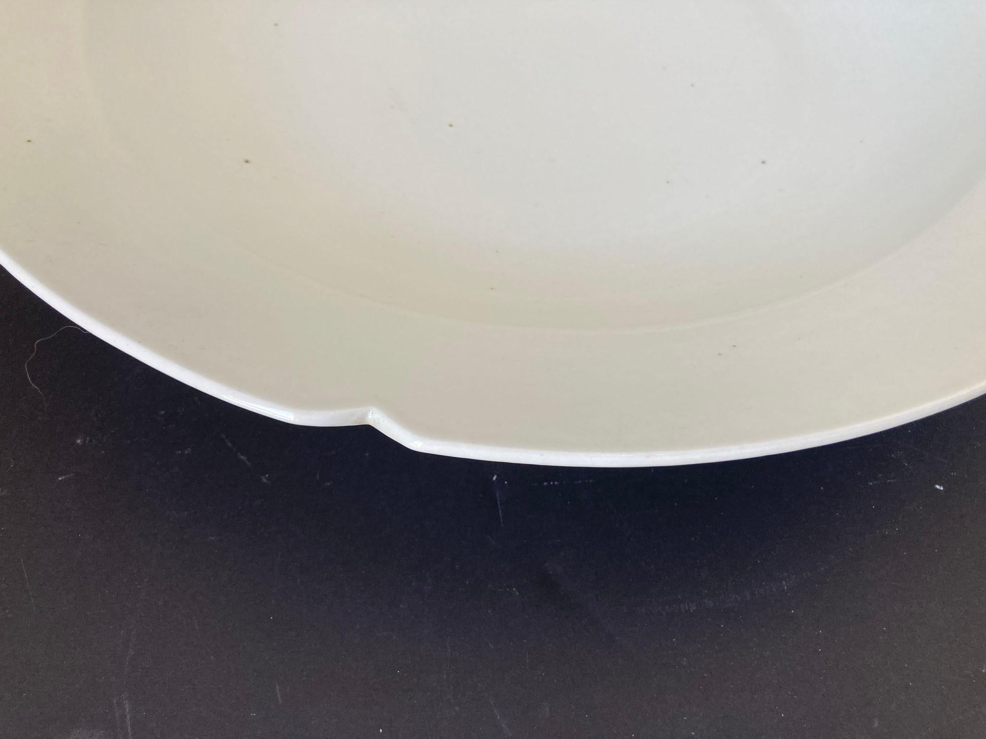 Plato chino asiático de cerámica blanca con borde festoneado Enorme y pesado 18.25 pulg. D. Chino en venta