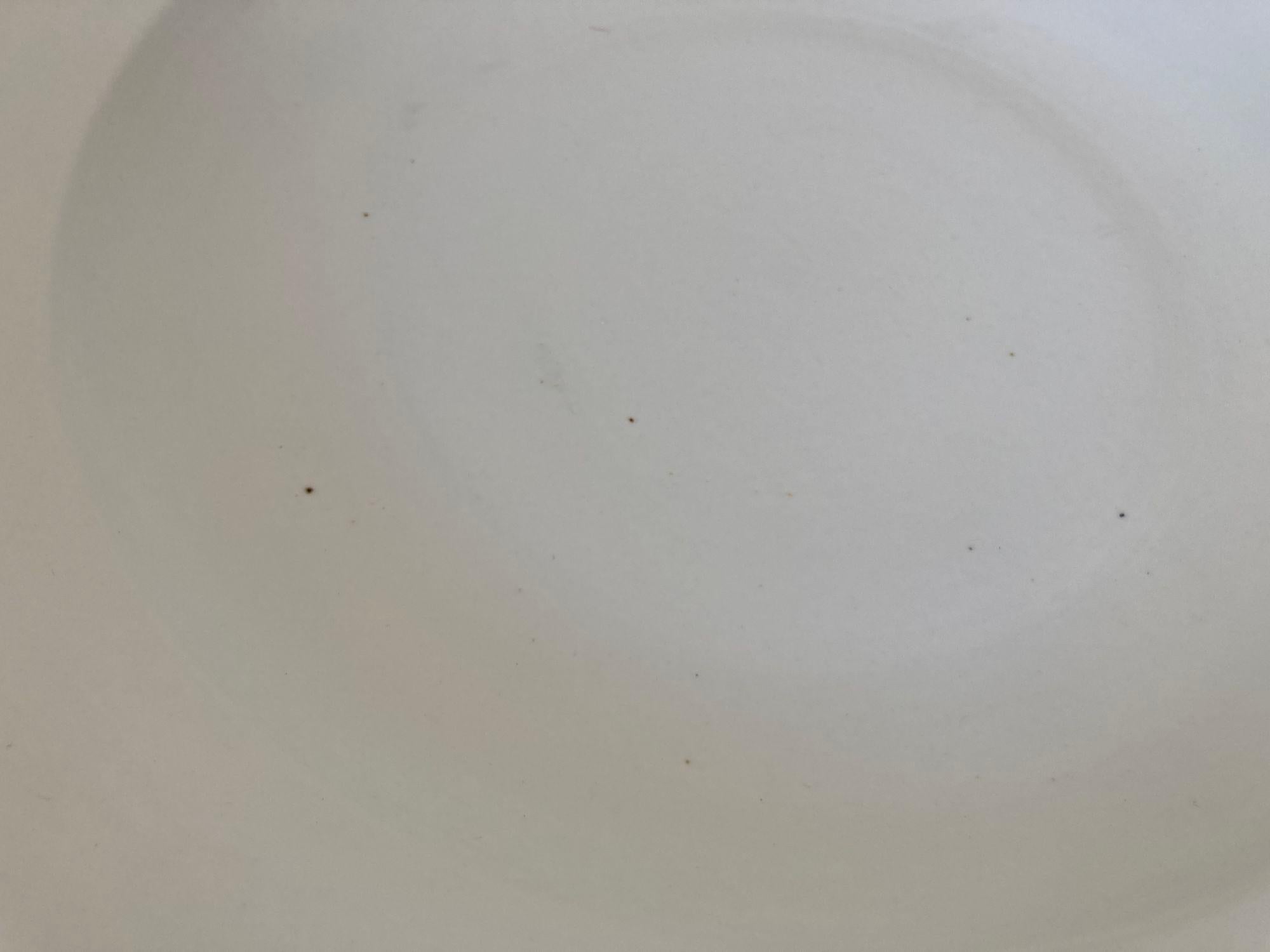 Plato chino asiático de cerámica blanca con borde festoneado Enorme y pesado 18.25 pulg. D. Hecho a mano en venta