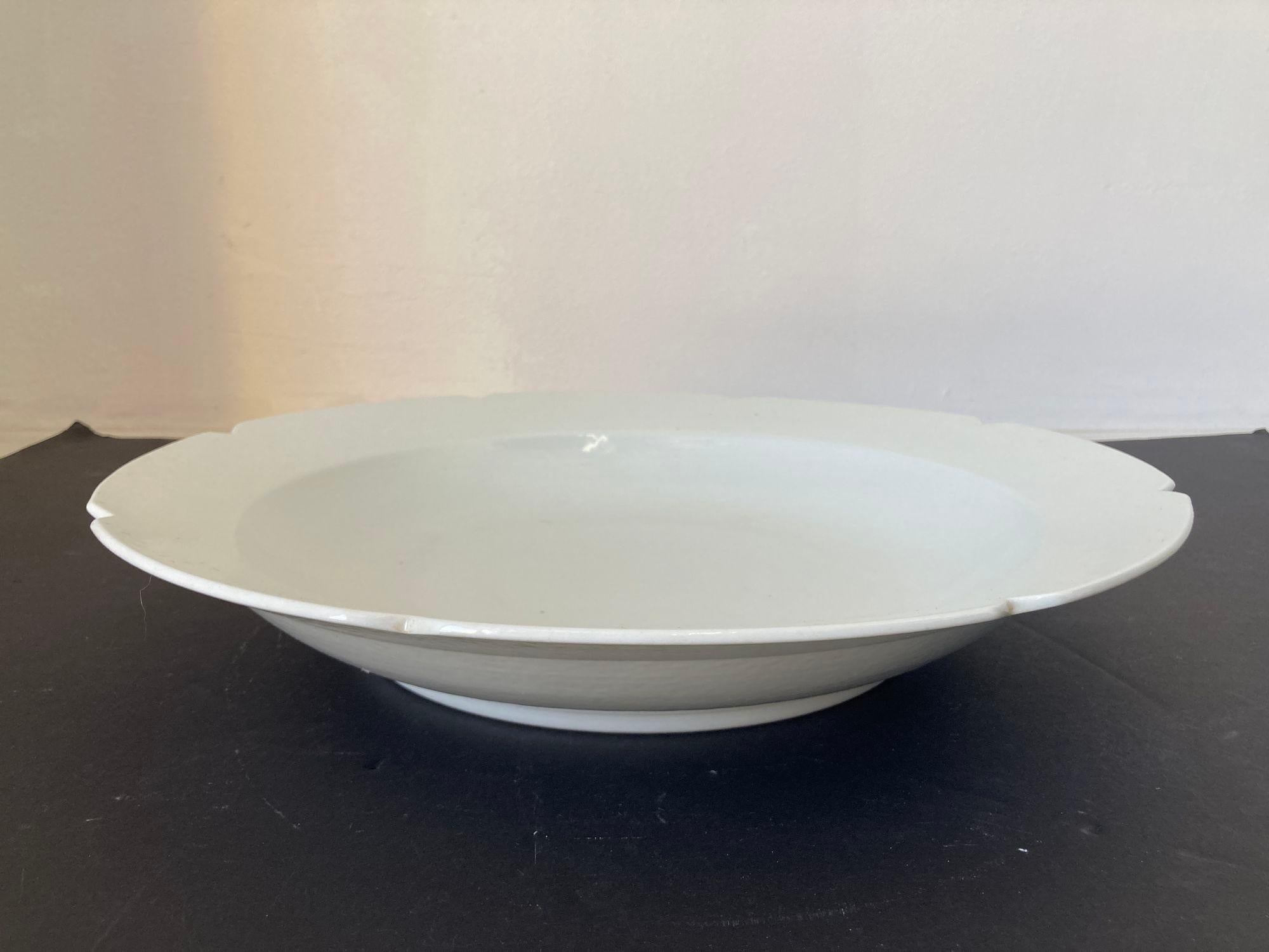 Plato chino asiático de cerámica blanca con borde festoneado Enorme y pesado 18.25 pulg. D. en Bueno estado para la venta en North Hollywood, CA