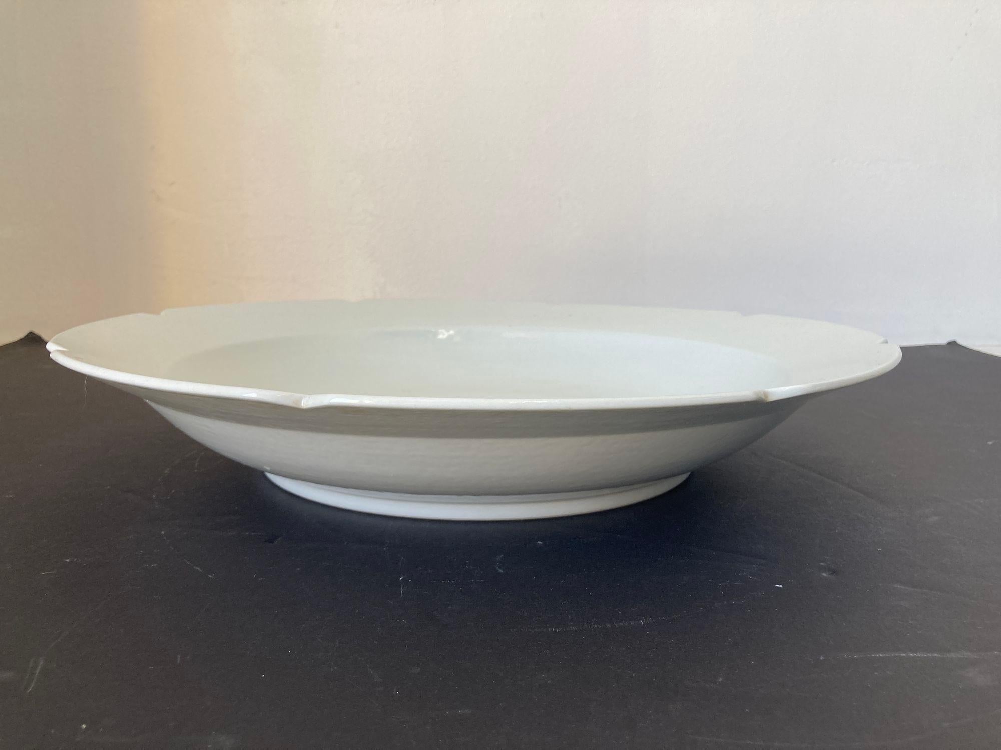 Plato chino asiático de cerámica blanca con borde festoneado Enorme y pesado 18.25 pulg. D. siglo XX en venta