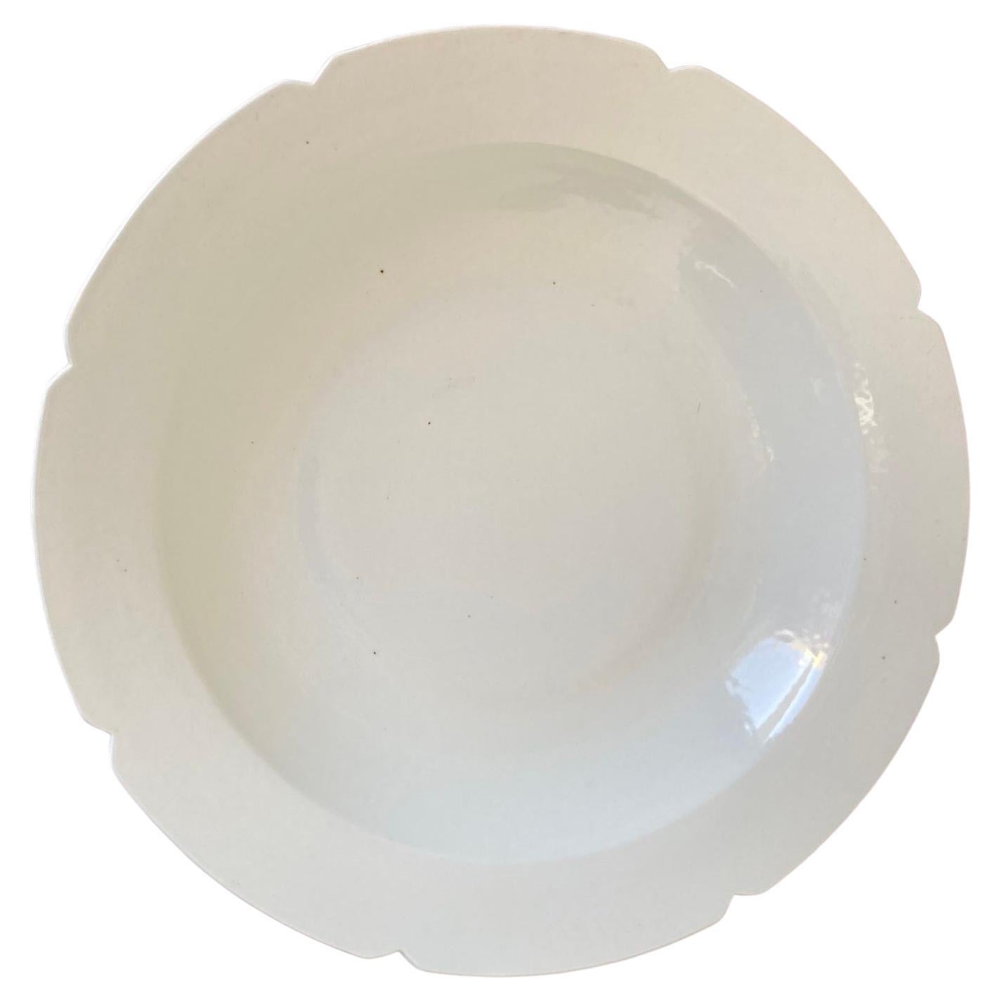 Plato chino asiático de cerámica blanca con borde festoneado Enorme y pesado 18.25 pulg. D. en venta