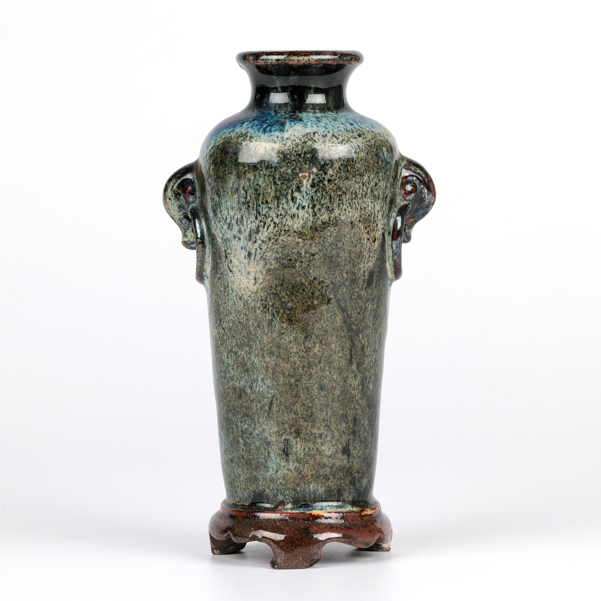 Vase émaillé extensible attribué à la Chine sur base intégrale en vente 3