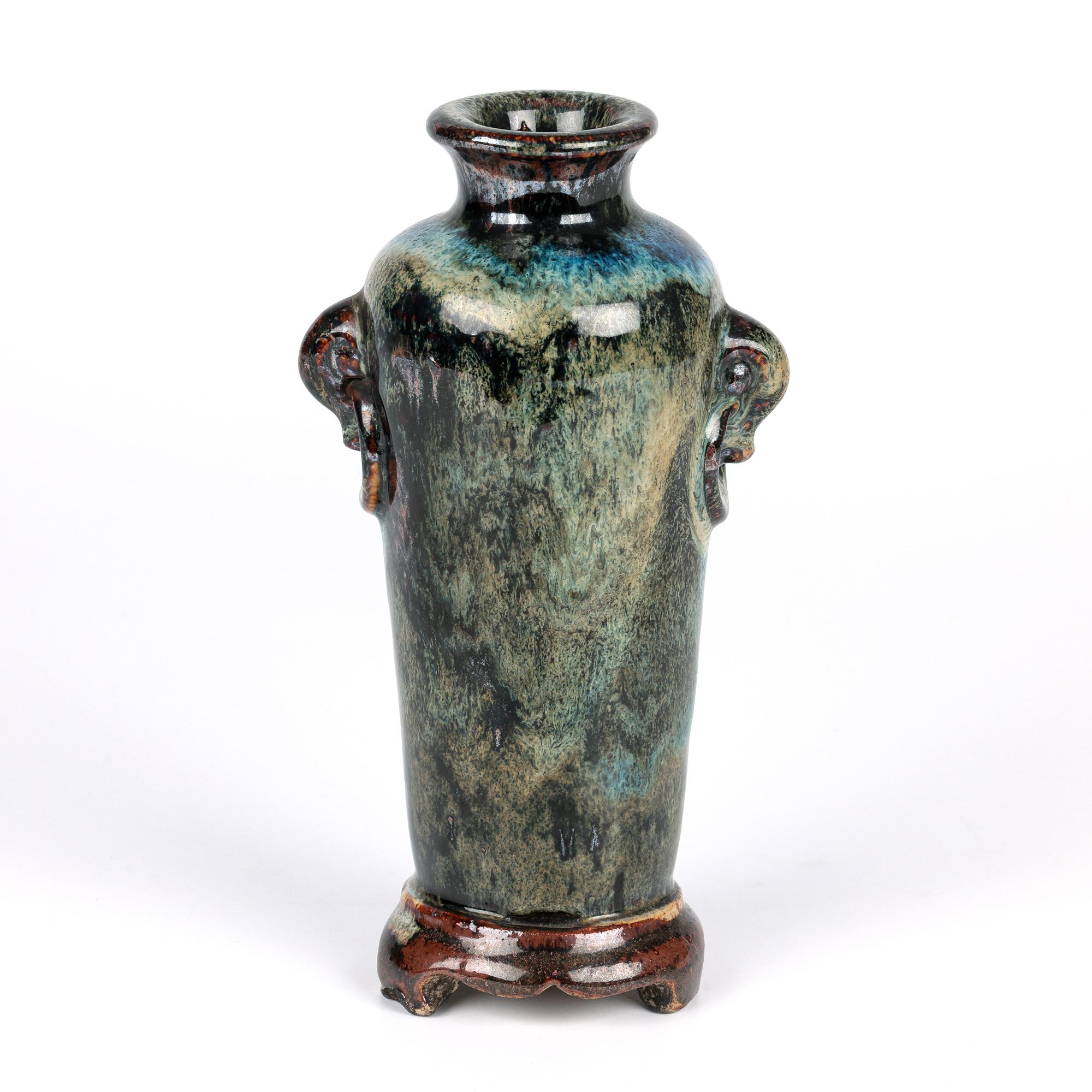 Vase émaillé extensible attribué à la Chine sur base intégrale en vente 6