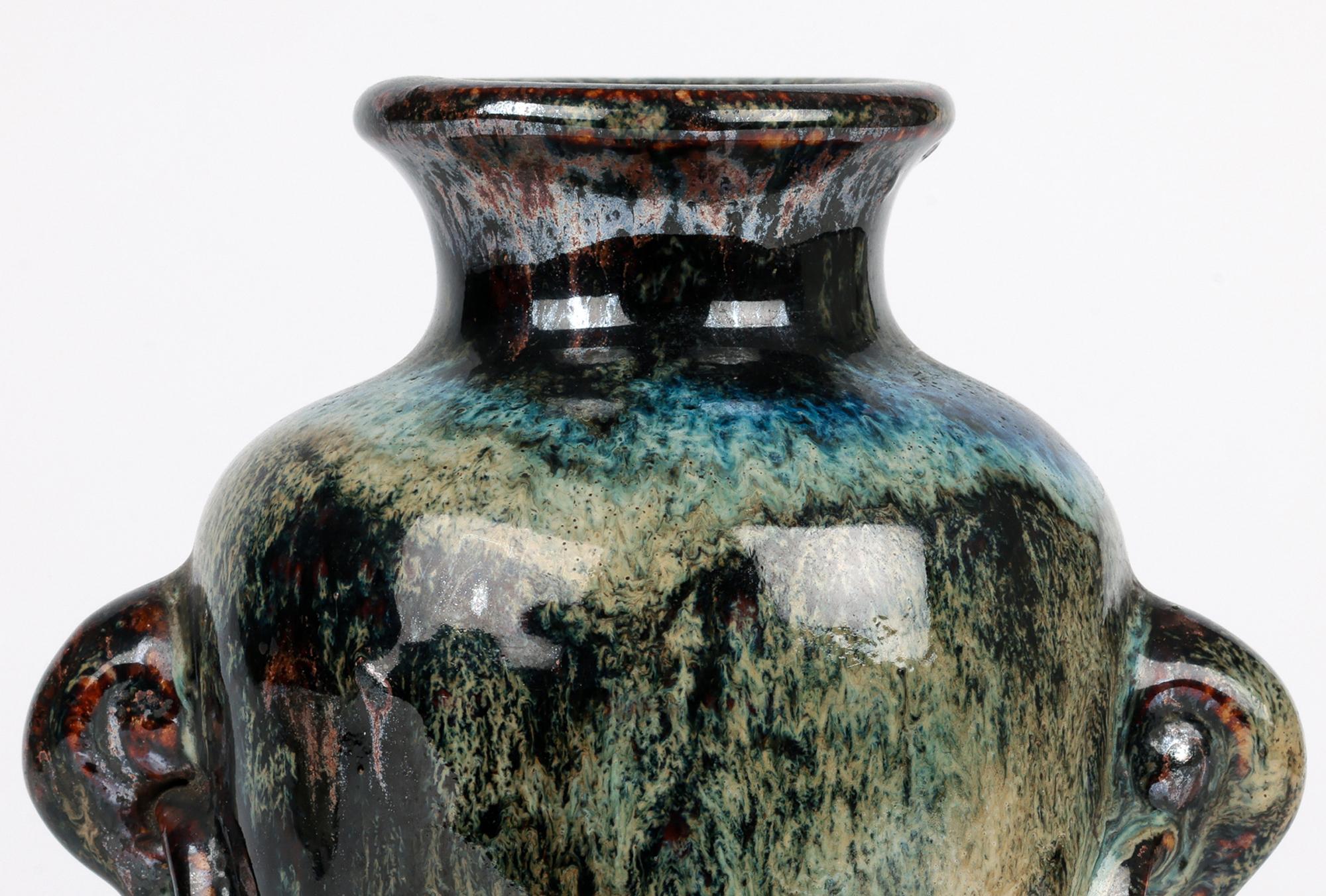 Un étonnant vase attribué à la Chine, Qing ou avant, avec une base intégrale décorée de glaçures striées, datant du 19e siècle ou avant. Le vase en grès est monté sur une base intégrale en forme de socle reposant sur trois pieds. Le vase est de