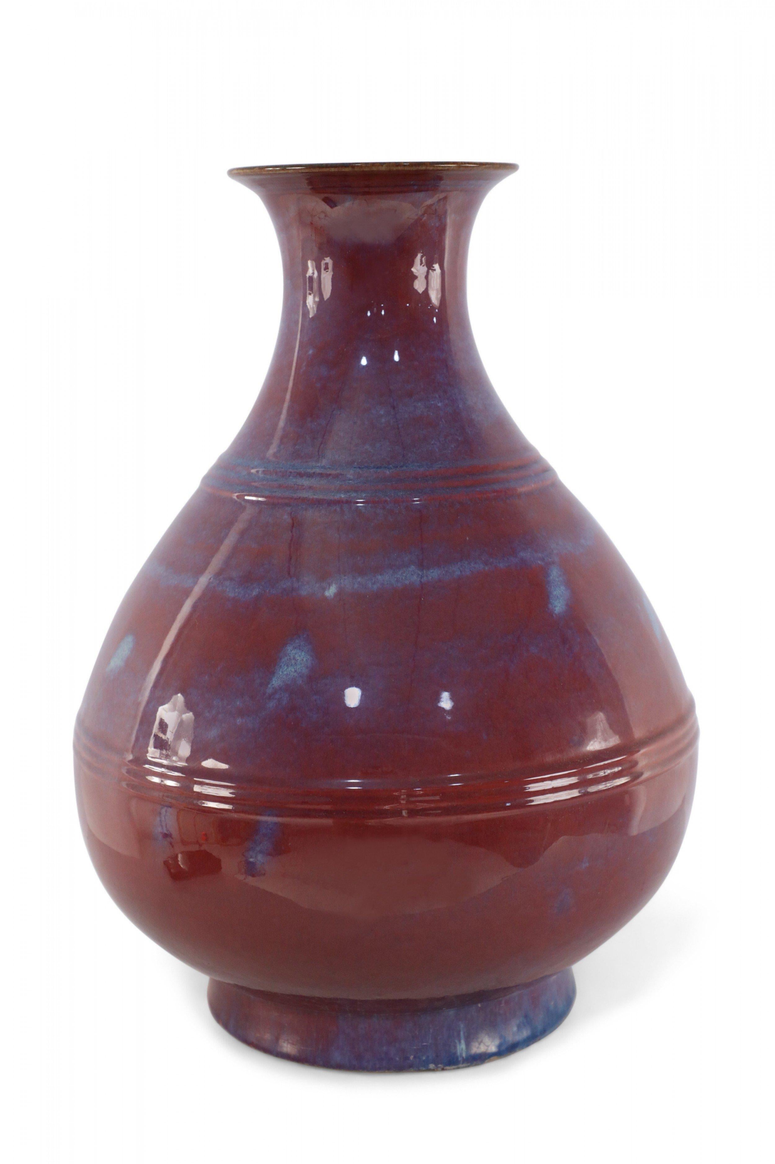 Cotto in fornace Vaso bulboso cinese in melanzana e smalto cangiante blu in vendita