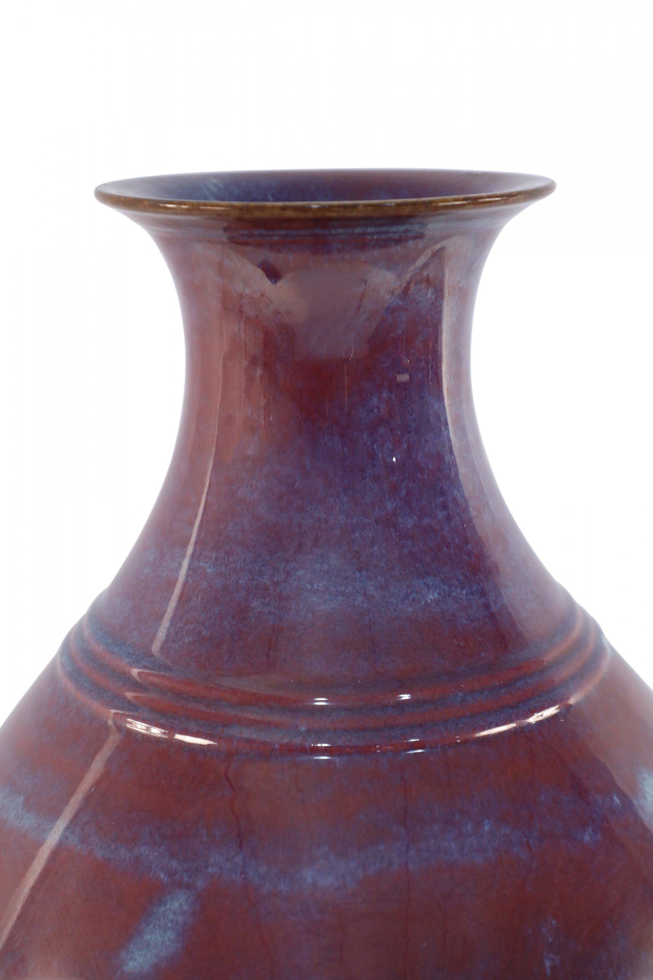 XX secolo Vaso bulboso cinese in melanzana e smalto cangiante blu in vendita