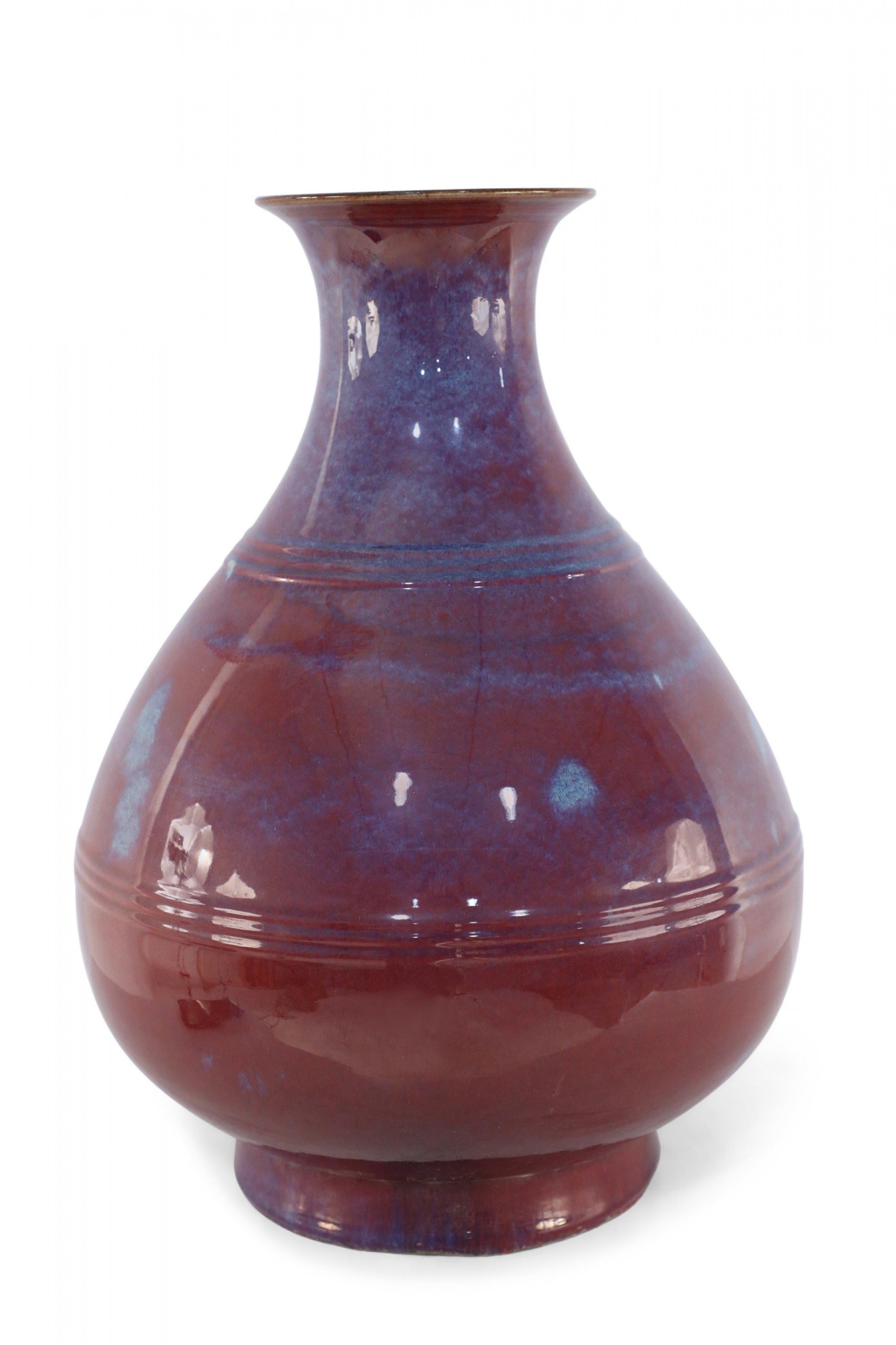 Ceramica Vaso bulboso cinese in melanzana e smalto cangiante blu in vendita