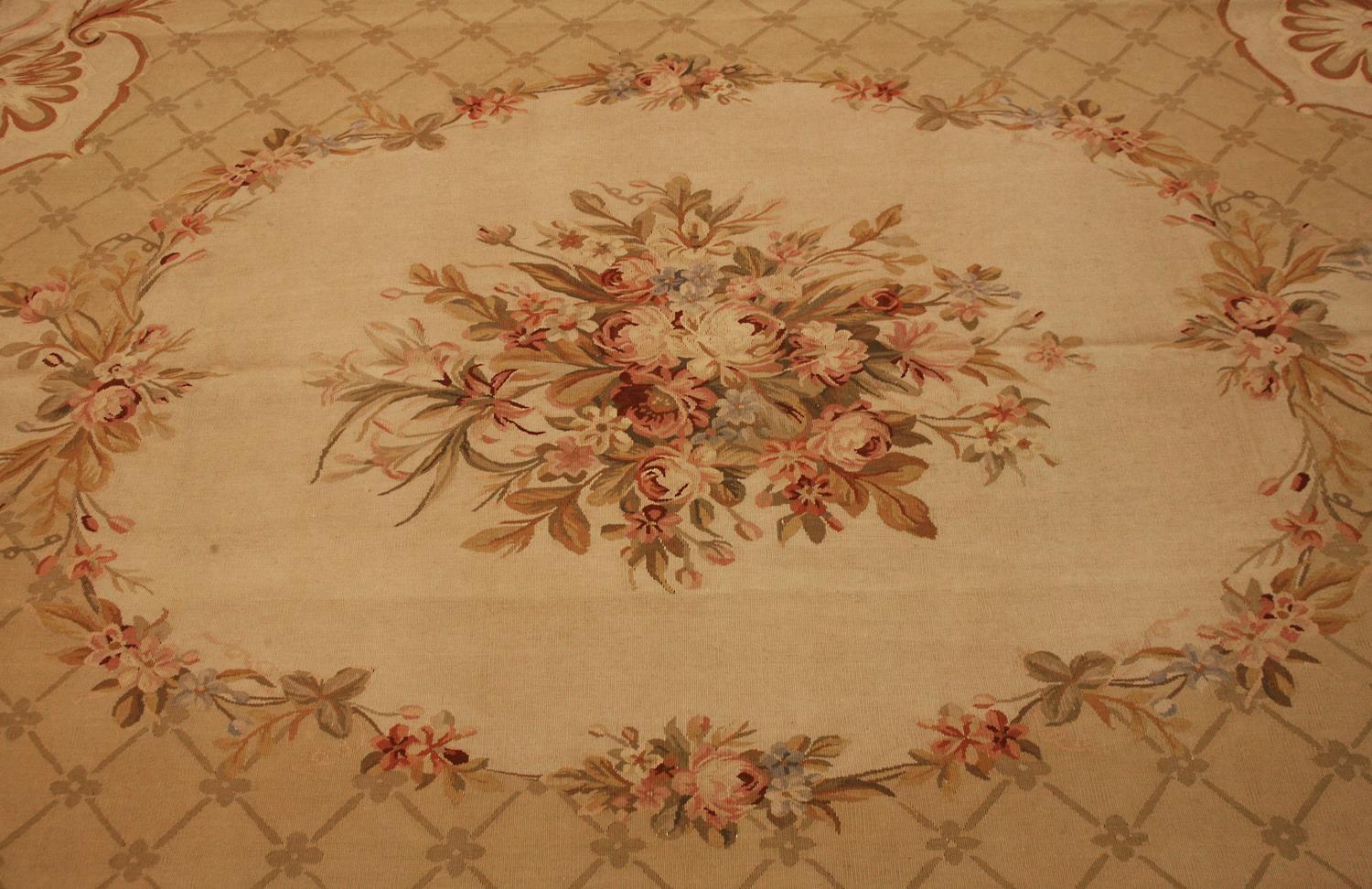 Questo tappeto Aubusson è una bellissima aggiunta a qualsiasi stanza. Il tappeto è realizzato in lana di alta qualità e ha una sensazione di morbidezza che lo rende perfetto per gli ambienti interni. Il design a medaglione e floreale è accattivante