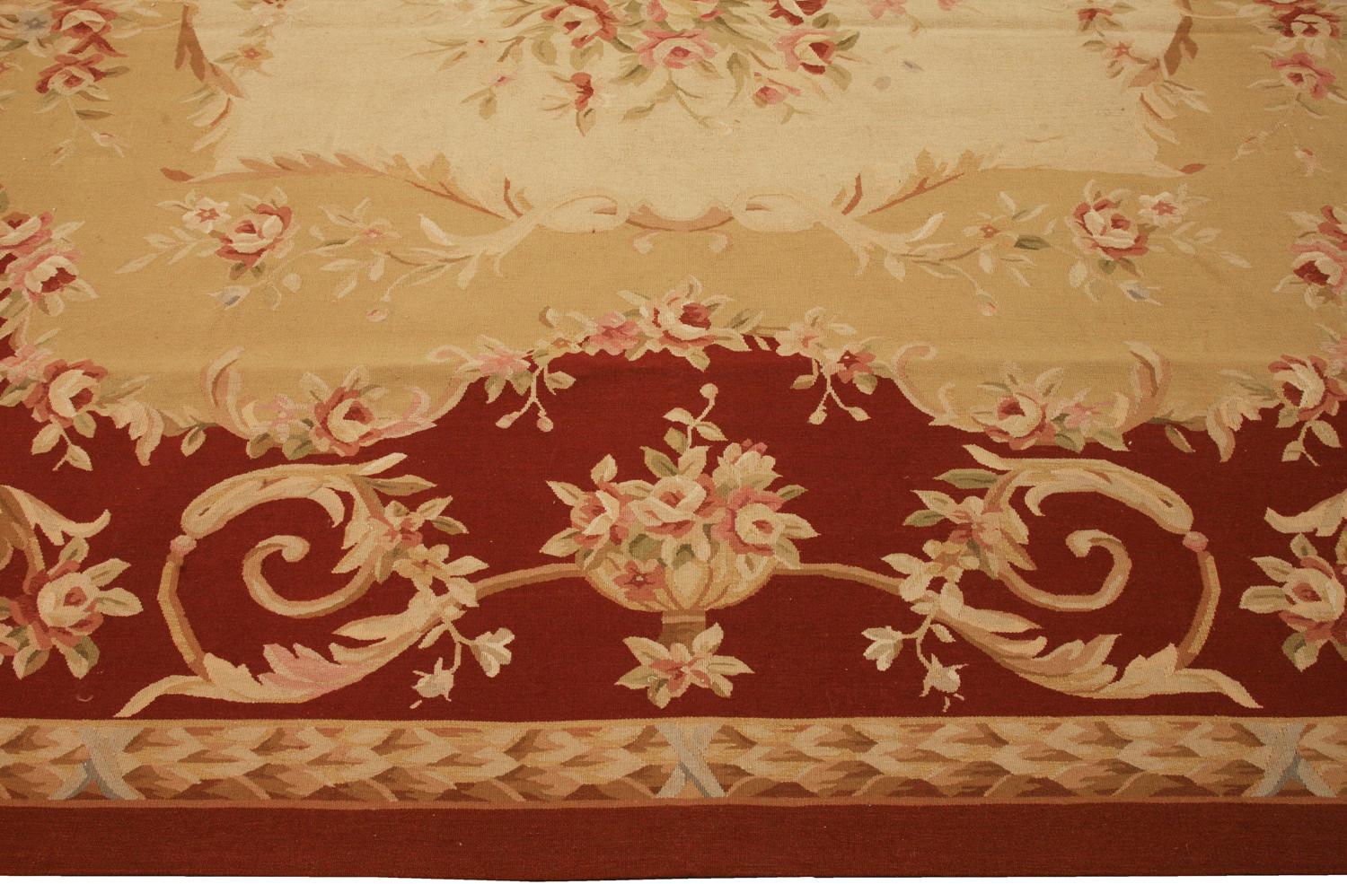 Chinese Aubusson Flat-Weave Rug with Medallion and Floral Design, 21st Century In Excellent Condition In Ferrara, IT