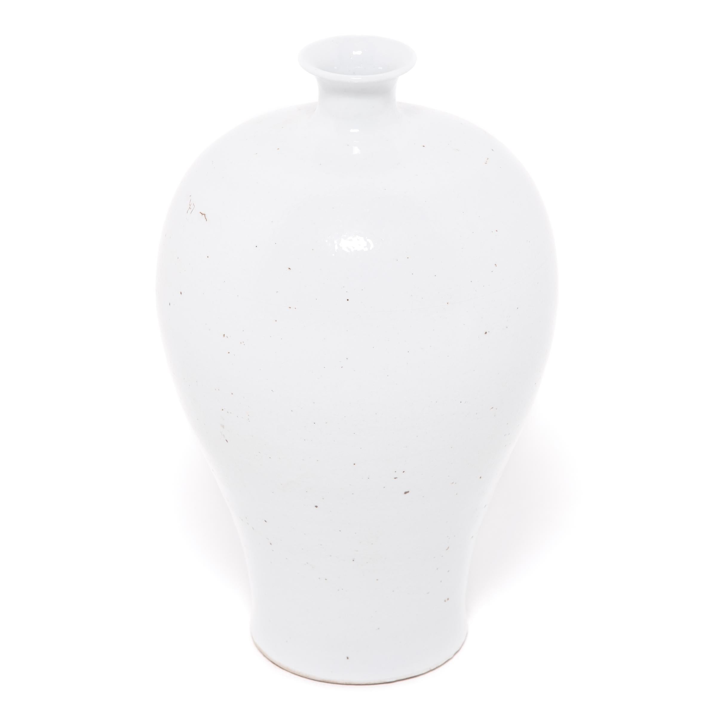 Chinese Bai White Meiping Jar In Good Condition For Sale In Chicago, IL