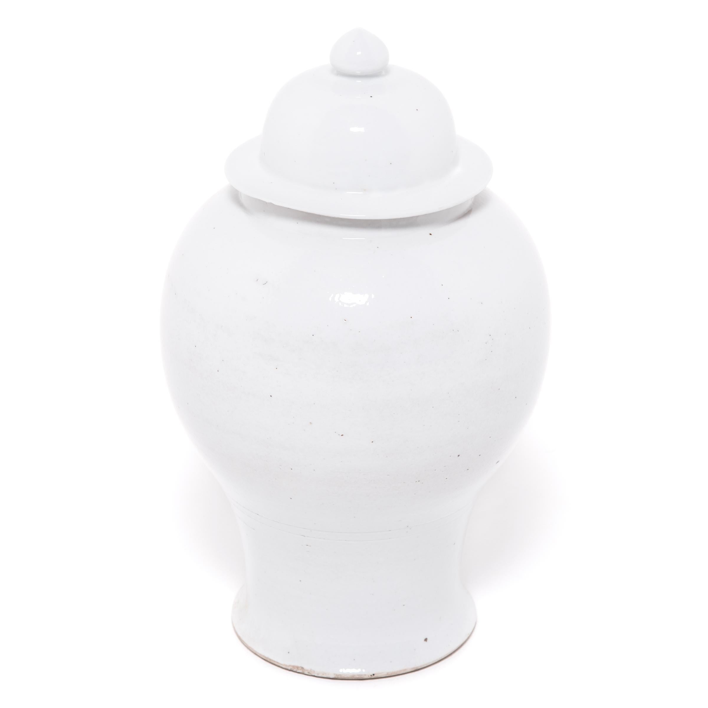 Chinese White Glazed Ginger Jar In Good Condition For Sale In Chicago, IL