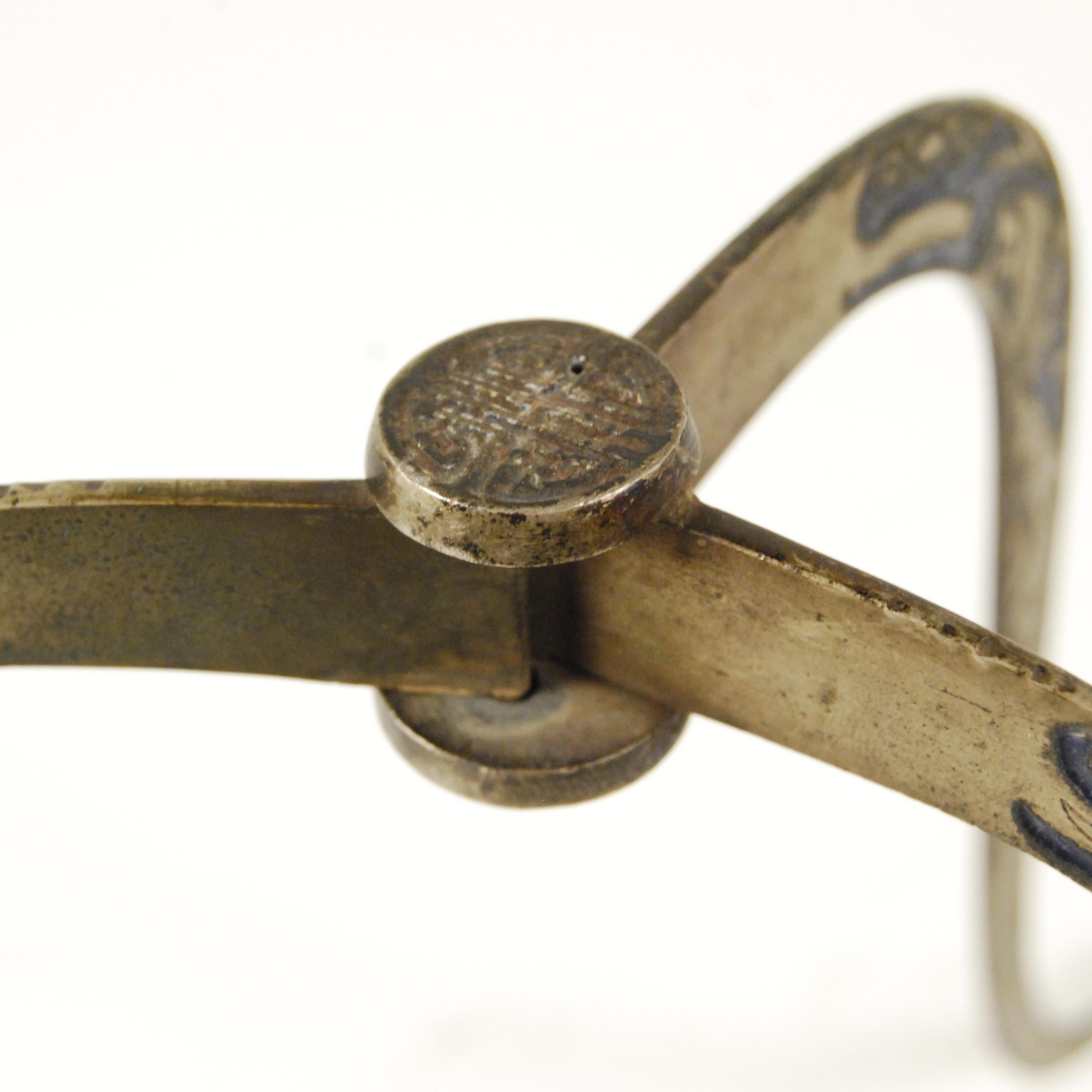 Émaillé Porte-chapeaux pliant en laiton gravé A.I.C. chinois, c. 1850 en vente