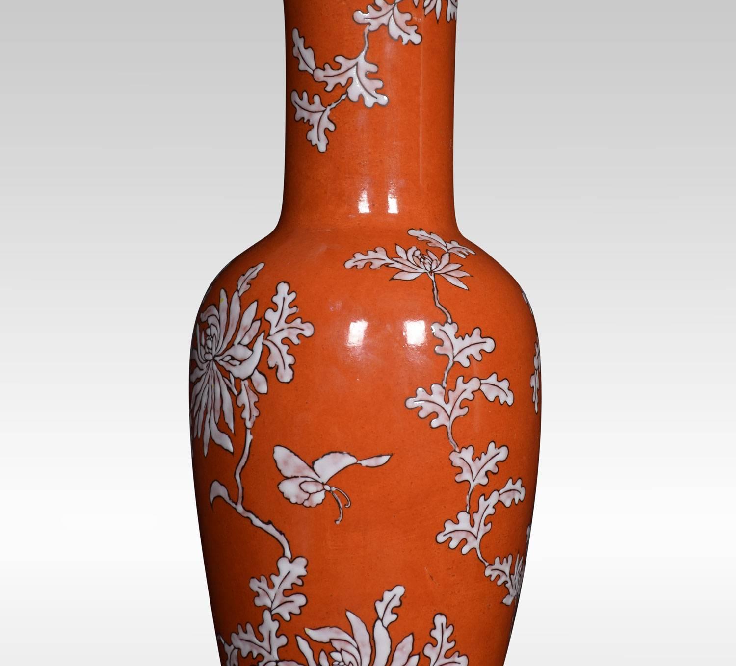 Une lampe de table chinoise de forme balustre, avec un fond rouge et des vignes florales, reposant sur une base tournée et percée. Avec une teinte assortie.
Dimensions :
Hauteur totale avec abat-jour 29 pouces
Hauteur de la lampe 23