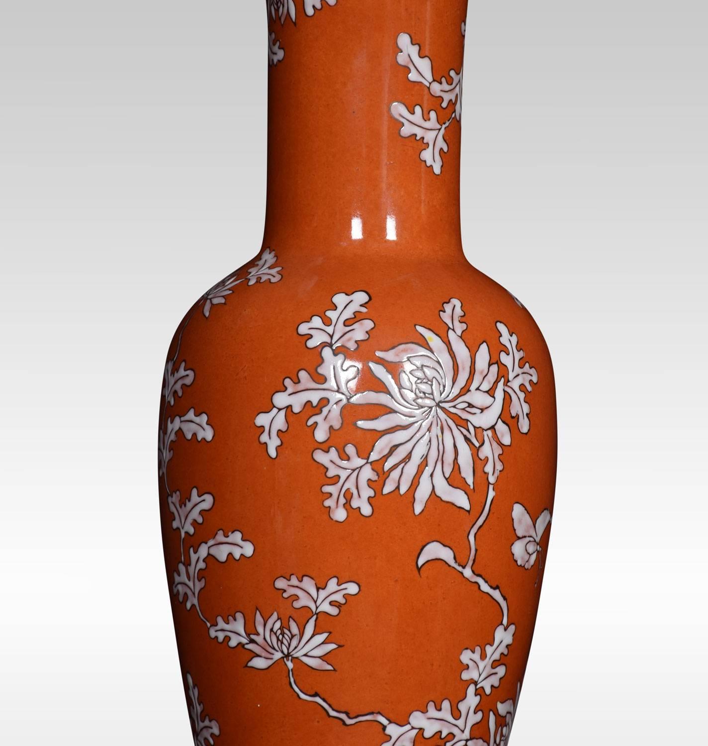 Chinois Lampe chinoise en porcelaine de forme balustre en vente