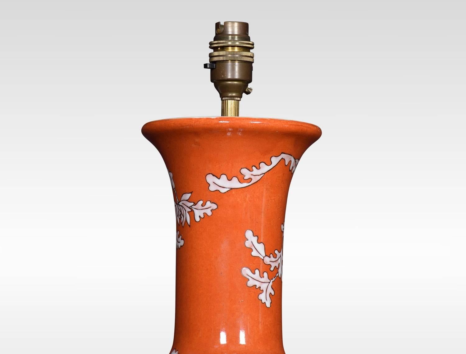 20ième siècle Lampe chinoise en porcelaine de forme balustre en vente