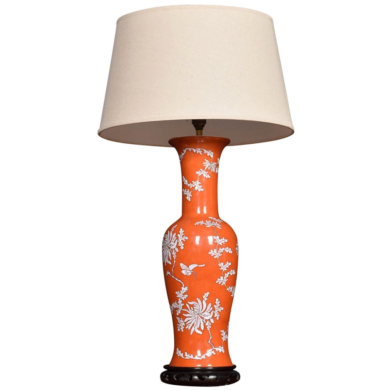 Lampe chinoise en porcelaine de forme balustre en vente