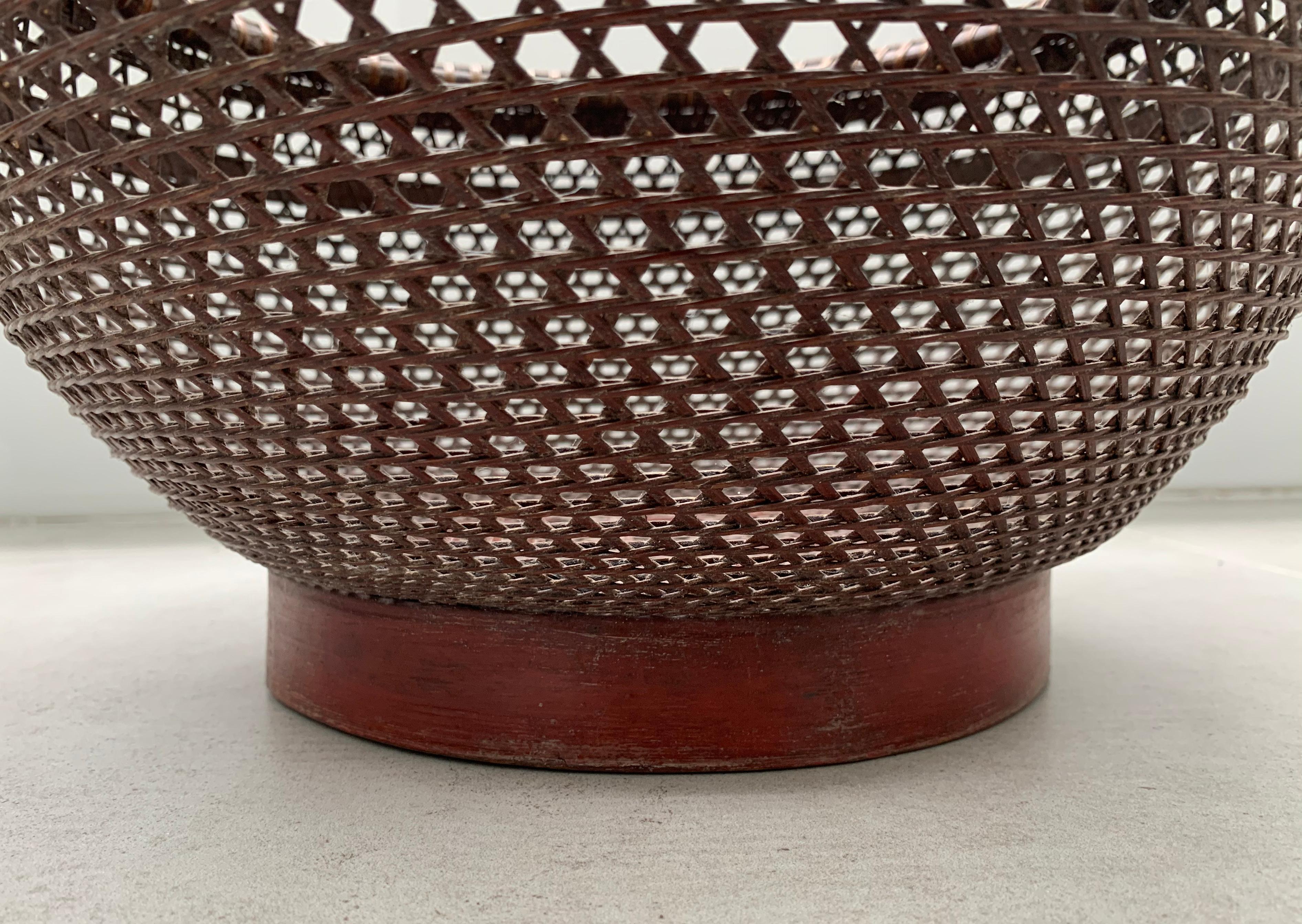 Pareja de cestas chinas tejidas a mano en ratán con base de madera roja, principios del siglo XX en venta 4