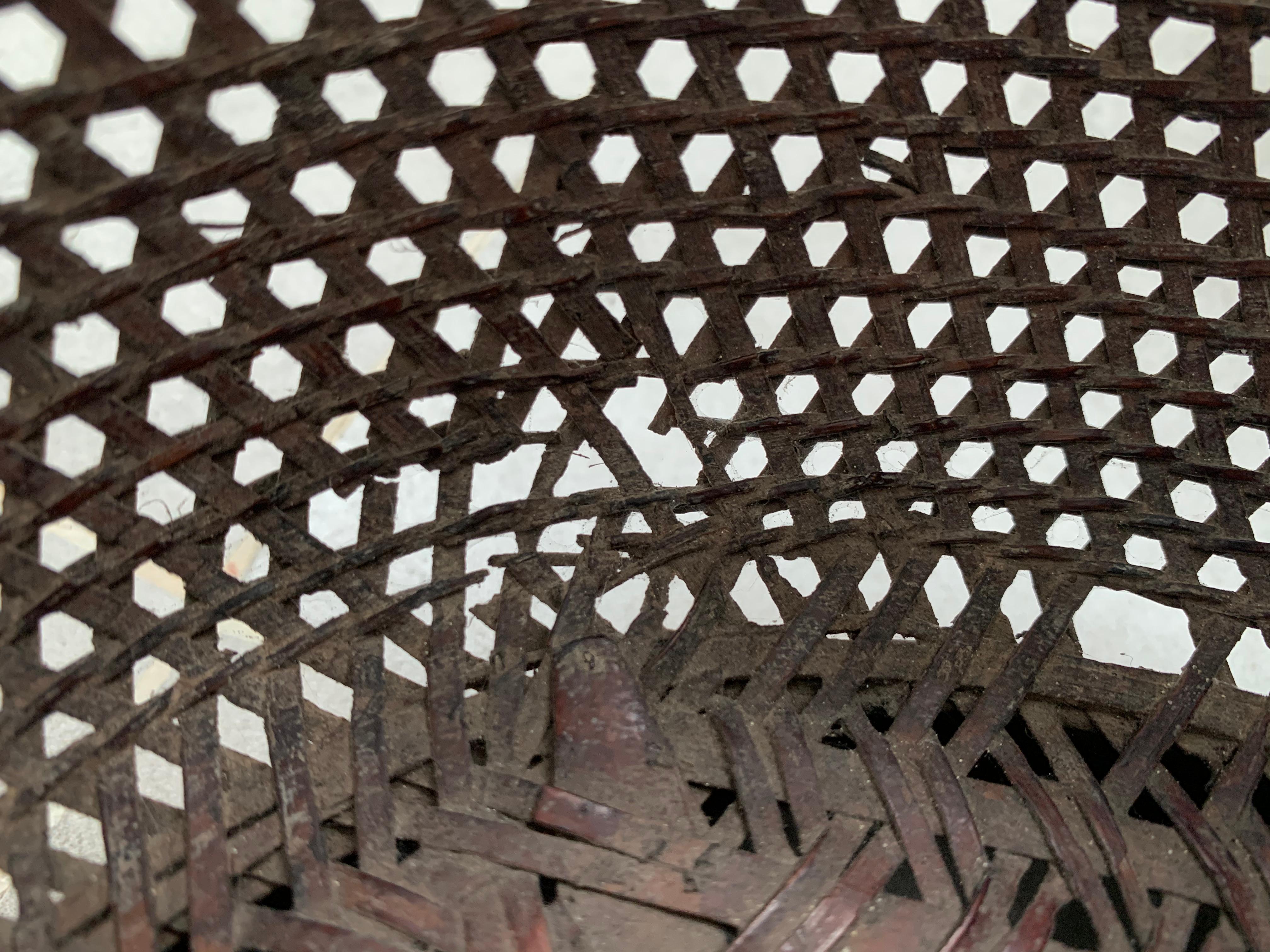 Pareja de cestas chinas tejidas a mano en ratán con base de madera roja, principios del siglo XX en venta 9