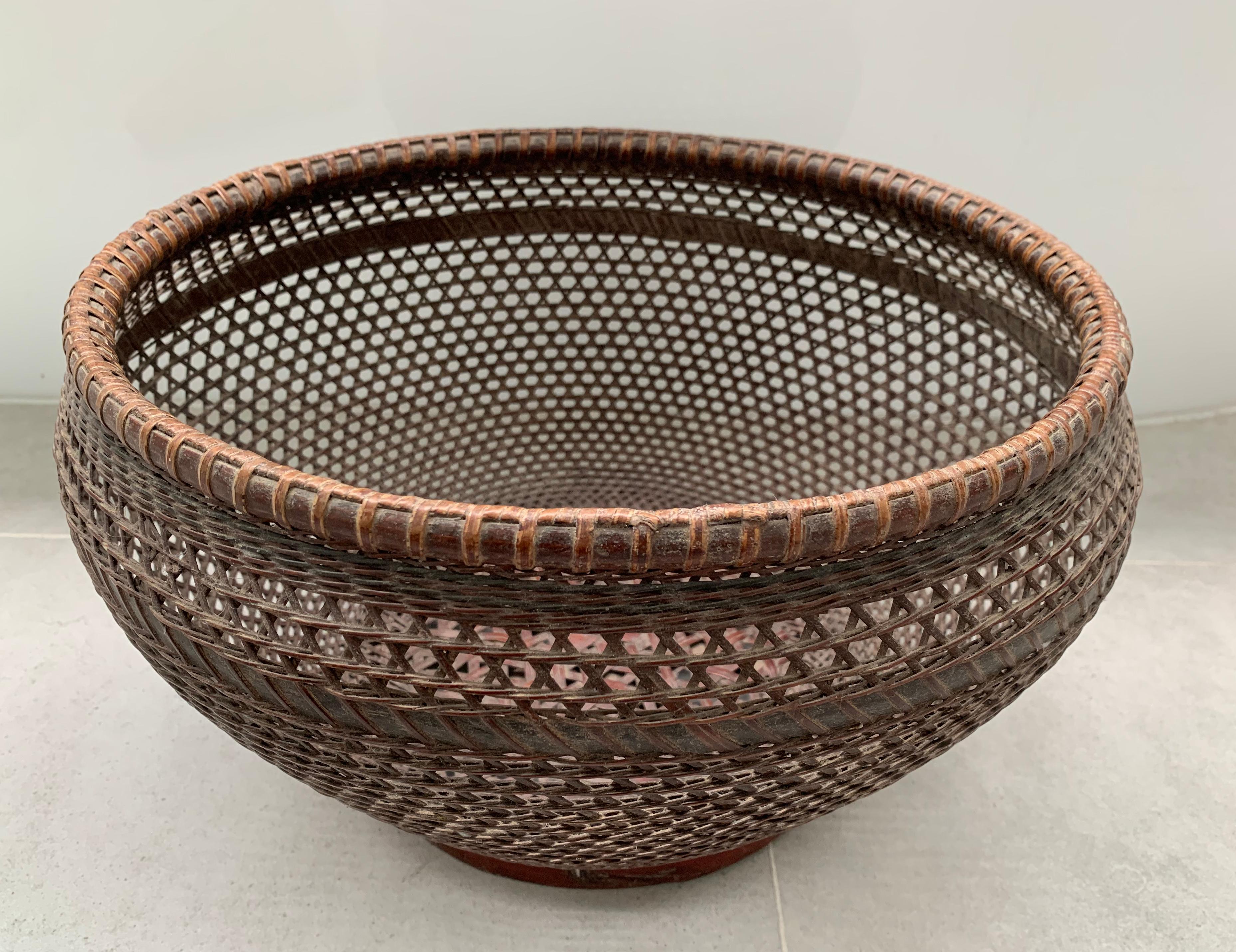 Pareja de cestas chinas tejidas a mano en ratán con base de madera roja, principios del siglo XX Hecho a mano en venta